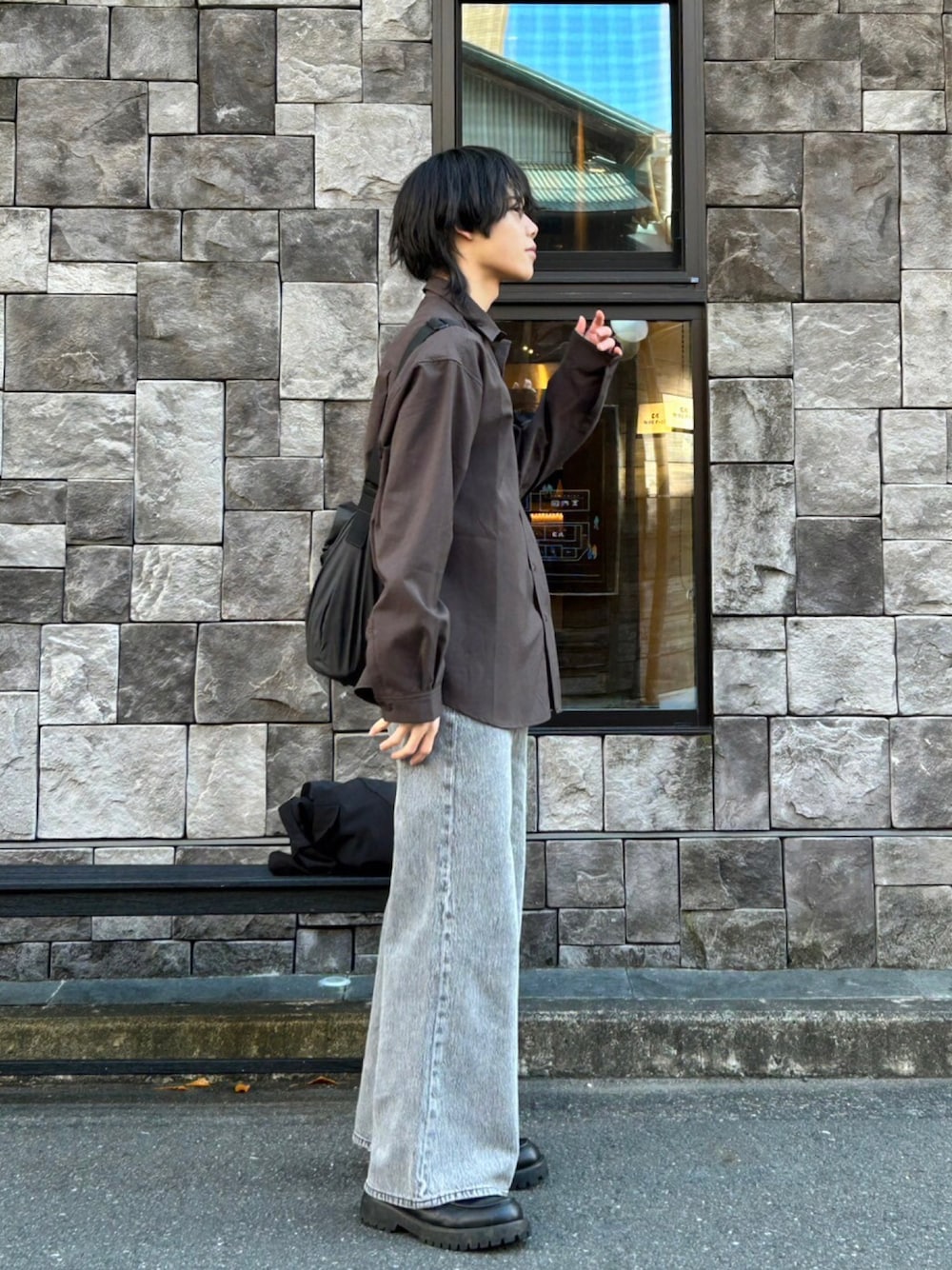 「メンズコーデ、プチプラ、シンプルコーデ、ワイドパンツ、休日スタイル、ローファー、デニムパンツ、お出かけコーデ、GU、KUUUPY、カフェ」｜「KUUUPYのLong Sleeve Basic Regular Collar Shirts - 長袖ベーシックレギュラーカラーシャツ（シャツ/ブラウス、グレー系）」を使った、ぐっちーさん（メンズ・170cm）の冬コーディネートの1枚目の写真