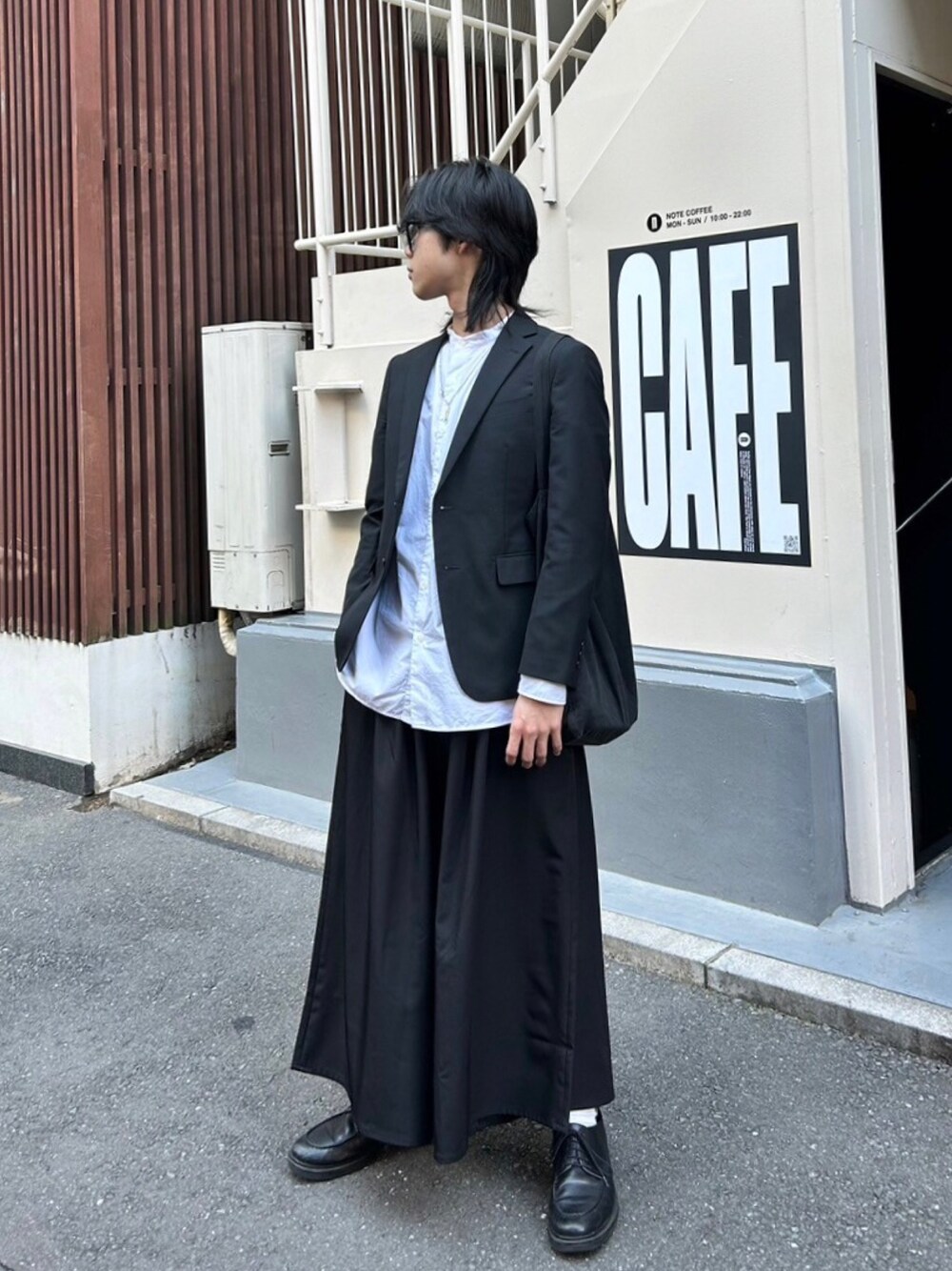 「モノトーン、モード、シャツスタイル、KUUUPY」｜「KUUUPYの2022SS Gather Hakama Pants - ギャザー袴パンツ（スラックス、ブラック系）」を使った、ぐっちーさん（メンズ・170cm）の春コーディネートの1枚目の写真