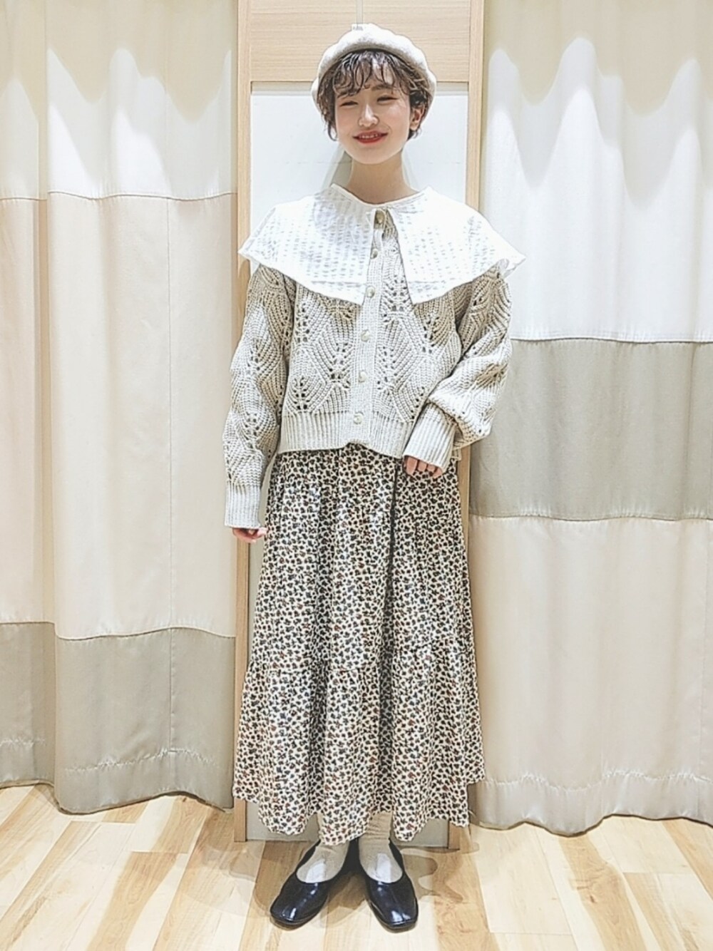 「SM2 keittio イオンモール浜松志都呂、Samansa Mos2、SM2、ガーリー、春コーデ、ビッグカラー、ブラウス、透かし編みニット、カーディガン、花柄スカート、ティアードスカート、花柄、アシンメトリー、ベレー帽、バレエシューズ」｜「Samansa Mos2のウールタックベレー帽（ハンチング/ベレー帽、ホワイト系）」を使った、makoto𐇵さん（レディース・163cm）の冬コーディネートの1枚目の写真