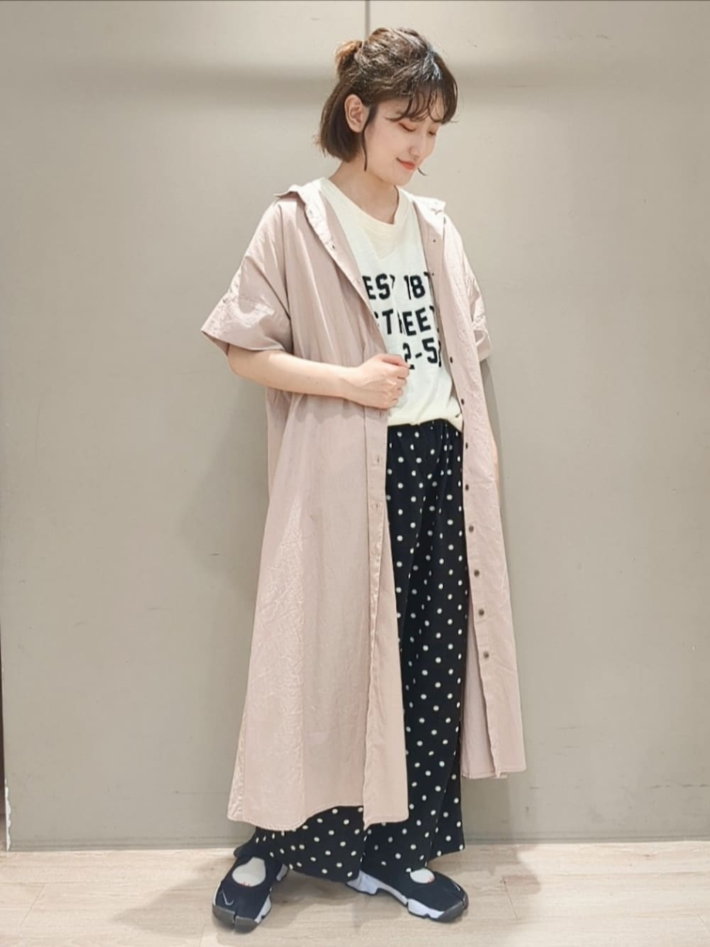 「Samansa Mos2、SM2、SM2アルカキット錦糸町、ナチュラル、大人カジュアル、秋コーデ、シャツワンピ、Tシャツ、ロゴT、ワイドパンツ、ドット、くすみピンク、ショートヘア、エアリフト」｜「Samansa Mos2のドットプリントパンツ（その他パンツ、ブラック系）」を使った、makoto𐇵さん（レディース・163cm）の夏コーディネートの1枚目の写真