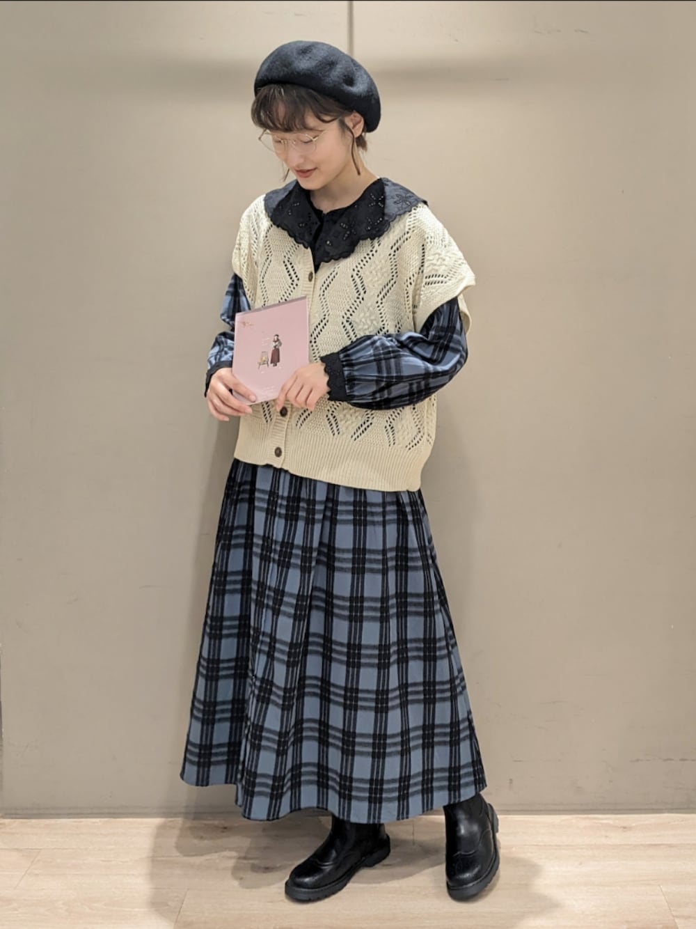 「SM2アルカキット錦糸町、Samansa Mos2、SM2、秋コーデ、大人ガーリー、ワンピース、ニットベスト、ベレー帽、丸メガネ、サイドゴアブーツ、レース、ブラック、ブルー、チェック、骨格ナチュラル」｜「Samansa Mos2の前後着チャーチワンピース（ワンピース、ブルー系）」を使った、makoto𐇵さん（レディース・163cm）の秋コーディネートの1枚目の写真