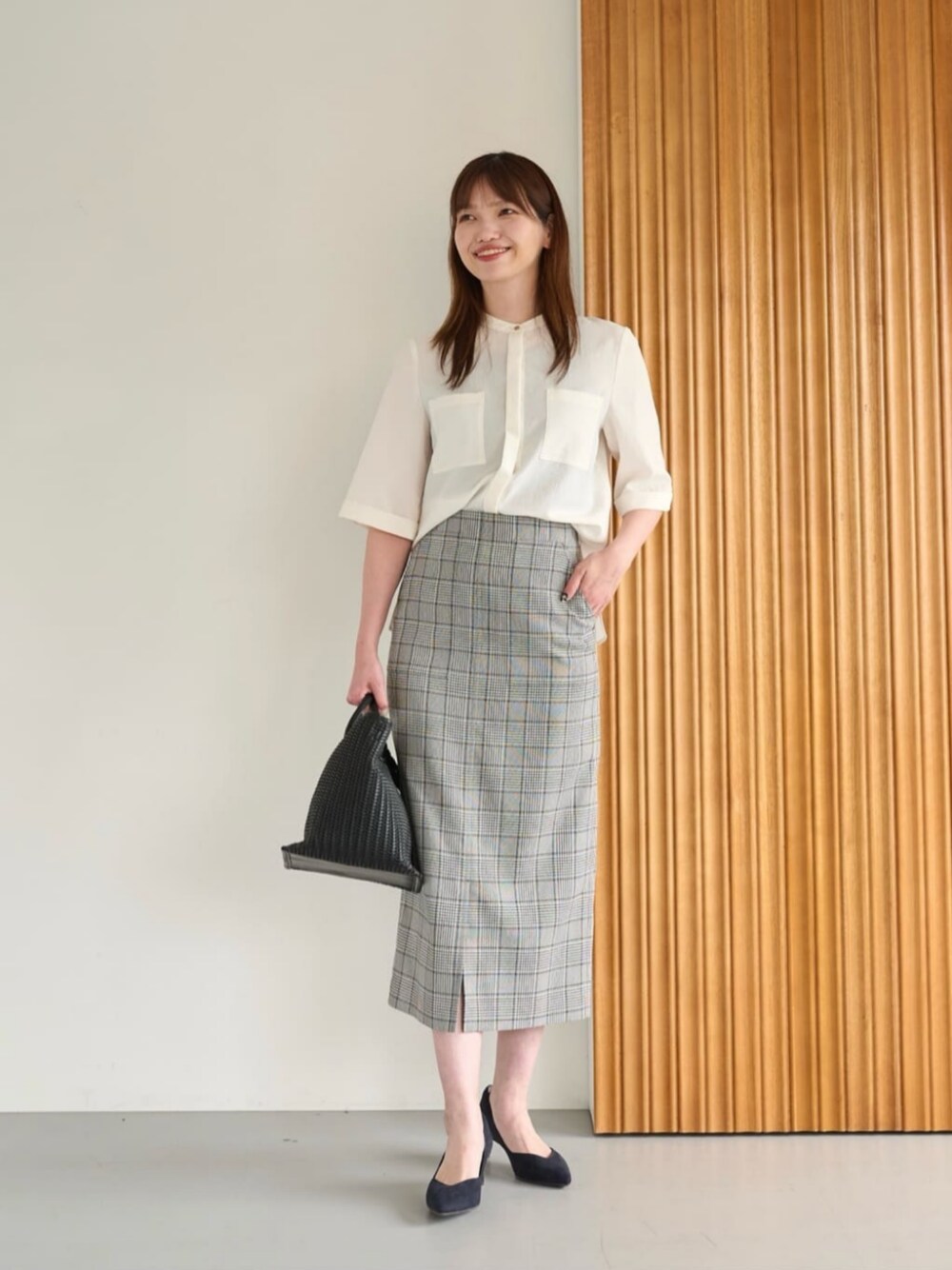 ブラック系のタンクトップ、ホワイト系のシャツ/ブラウス、その他のスカートを着用したレディースの夏コーディネートの1枚目の写真