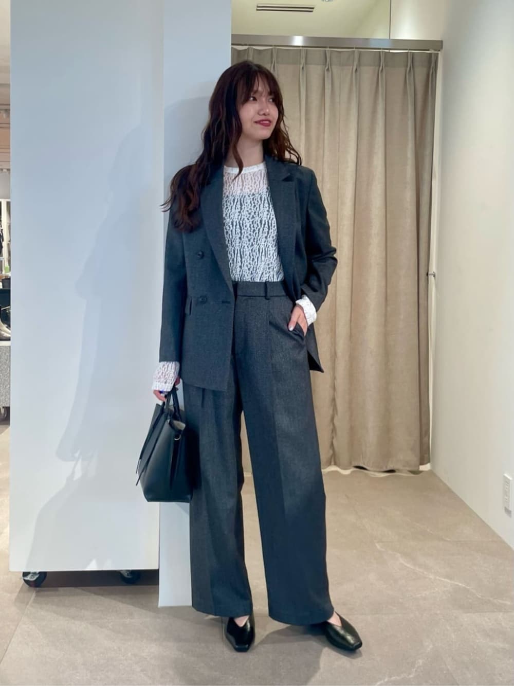 ホワイト系のTシャツ/カットソー、ブラック系のテーラードジャケット、ブラック系のタンクトップを着用したレディースの秋コーディネートの1枚目の写真