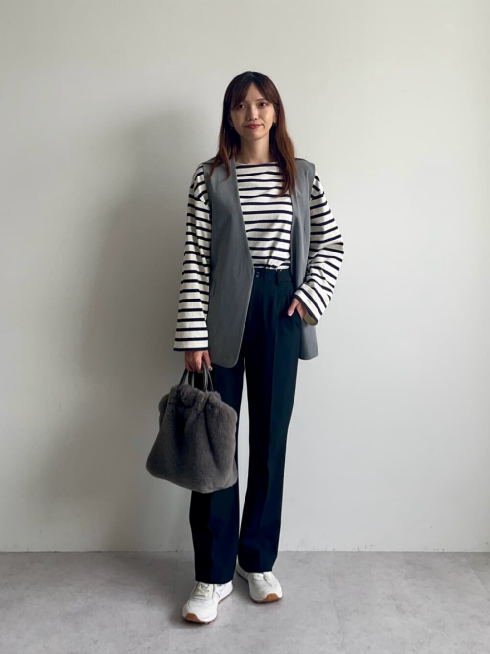 「ベーシック/トラッド、トレンド、リラックス、アウトドア、トラベル、リゾート、FIND MY SIZE / TALL、GLRスタッフが履くNew Balance、セットアップ、スニーカー、秋服、秋コーデ、ジレ、骨格ナチュラル、green label relaxing」｜「NEW BALANCEの【国内EXCLUSIVE】＜New Balance> U574RAD スニーカー 22.5cm~25cm（スニーカー、ホワイト系）」を使った、上田（ueda）さん（レディース・165cm）の秋コーディネートの1枚目の写真