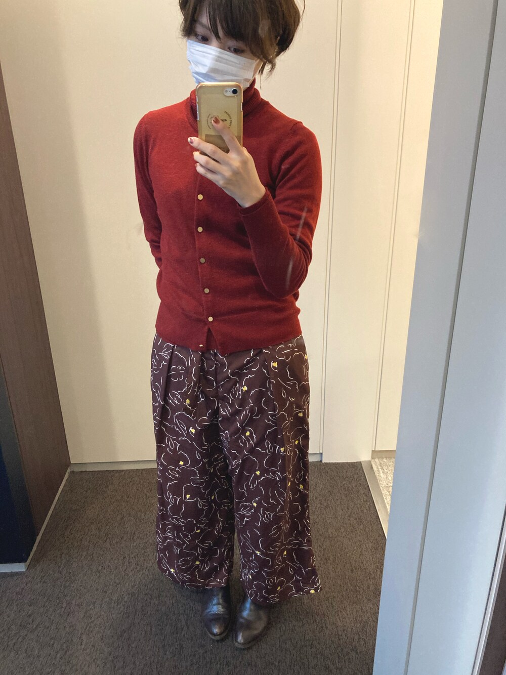 ブラウン系のパンツ、レッド系のニット/セーターを着用したレディースの冬コーディネートの1枚目の写真