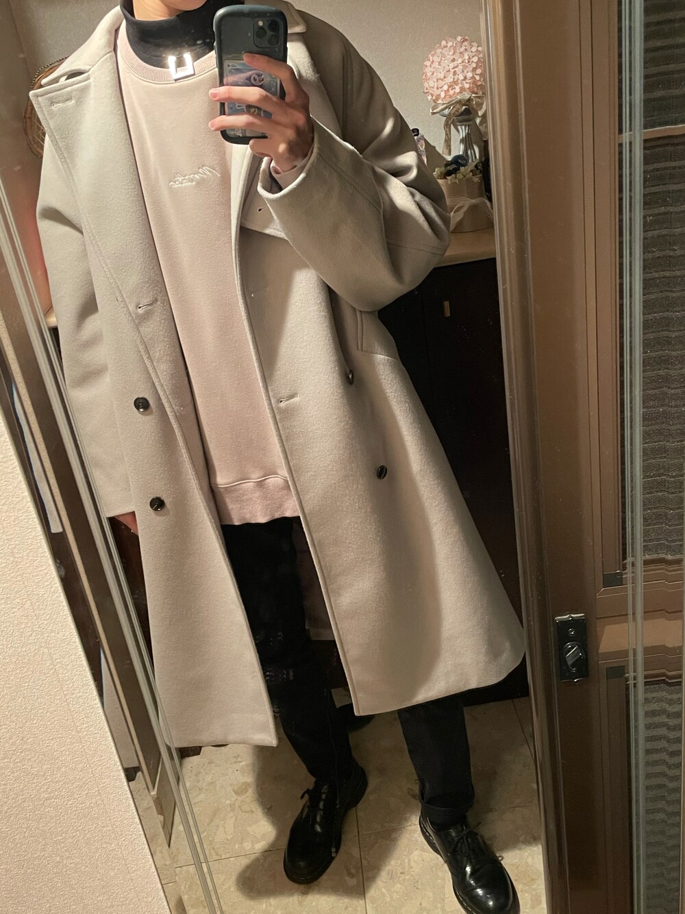 「シンプル、今日のコーデ、きれいめカジュアル、トレンチコート、コート、秋冬コーデ」｜「JUNREDの【Trend Design】ドルマントレンチオーバーコート（トレンチコート、ホワイト系）」を使った、りょうじさん（メンズ・180cm）の冬コーディネートの1枚目の写真