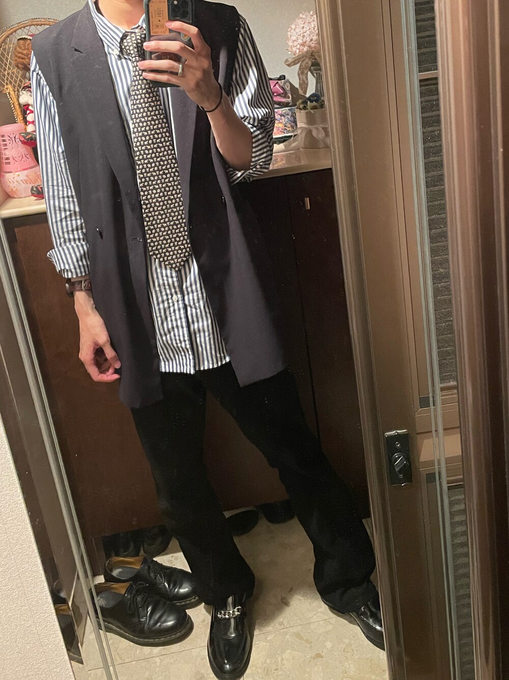 「夏コーデ、春夏コーデ、キレイめ、プチプラ、シャツスタイル、夏服、おしゃれさんと繋がりたい、フレアパンツ、ベスト、いいね、save、フォローお願いします🤑、GUコーデ、UNIQLO、革靴、ストライプ、ジレ」｜「EDELのEDEL - チェーンタッセルローファー（ローファー、ブラック系）」を使った、りょうじさん（メンズ・180cm）の夏コーディネートの1枚目の写真