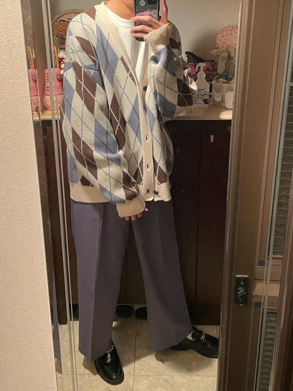 「秋ルック紹介するよ、きれいめカジュアル、秋服コーデ、おしゃれさんと繋がりたい、メンズコーデ、今日のコーデ、シンプルスタイル、秋、秋冬コーデ、メンズファッション、キレイめコーデ、プチプラ、ワイドパンツ、休日コーデ、秋服」｜「EDELのEDEL - チェーンタッセルローファー（ローファー、ブラック系）」を使った、りょうじさん（メンズ・180cm）の秋コーディネートの1枚目の写真