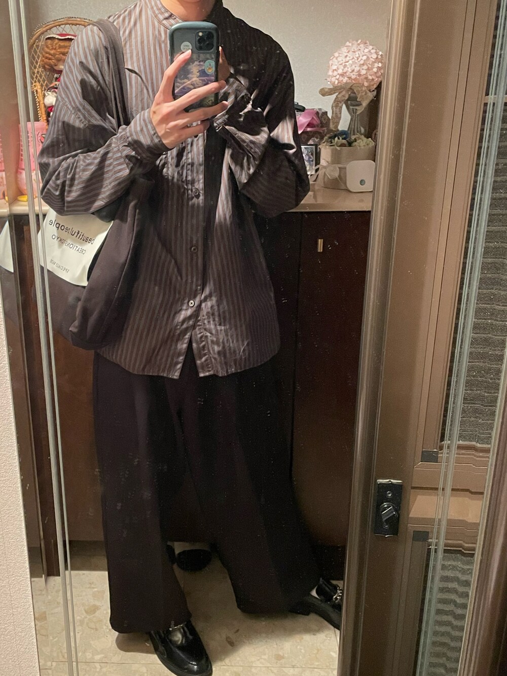 「秋服、きれいめカジュアル、秋のコーデ、おしゃれさんと繋がりたい、シンプルコーデ、ワイドパンツ、ビッグシルエット、休日スタイル、大人コーデ、プチプラ、プチプラコーデ、大学生、今日のコーデ、バンドカラーシャツ、革靴」｜「EDELのEDEL - チェーンタッセルローファー（ローファー、ブラック系）」を使った、りょうじさん（メンズ・180cm）の秋コーディネートの1枚目の写真
