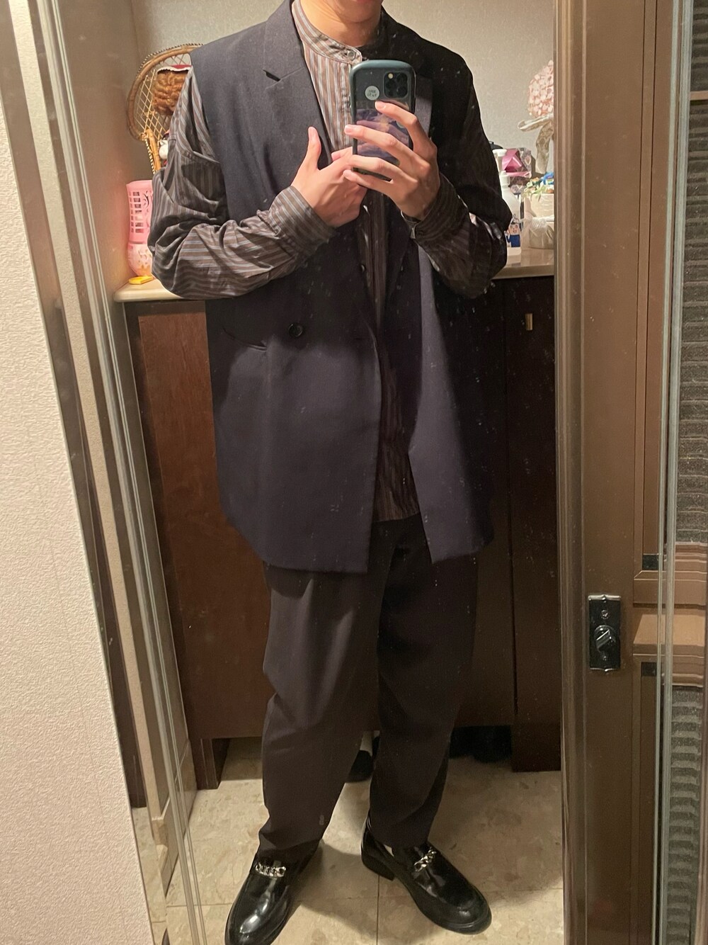 「秋コーデ、シンプルコーデ、秋服、キレイめ、シャツスタイル、秋冬コーデ、メンズファッション、ジレ、ストライプ、バンドカラーシャツ、プチプラ、プチプラコーデ、今日のコーデ、革靴、大学生」｜「EDELのEDEL - チェーンタッセルローファー（ローファー、ブラック系）」を使った、りょうじさん（メンズ・180cm）の秋コーディネートの1枚目の写真