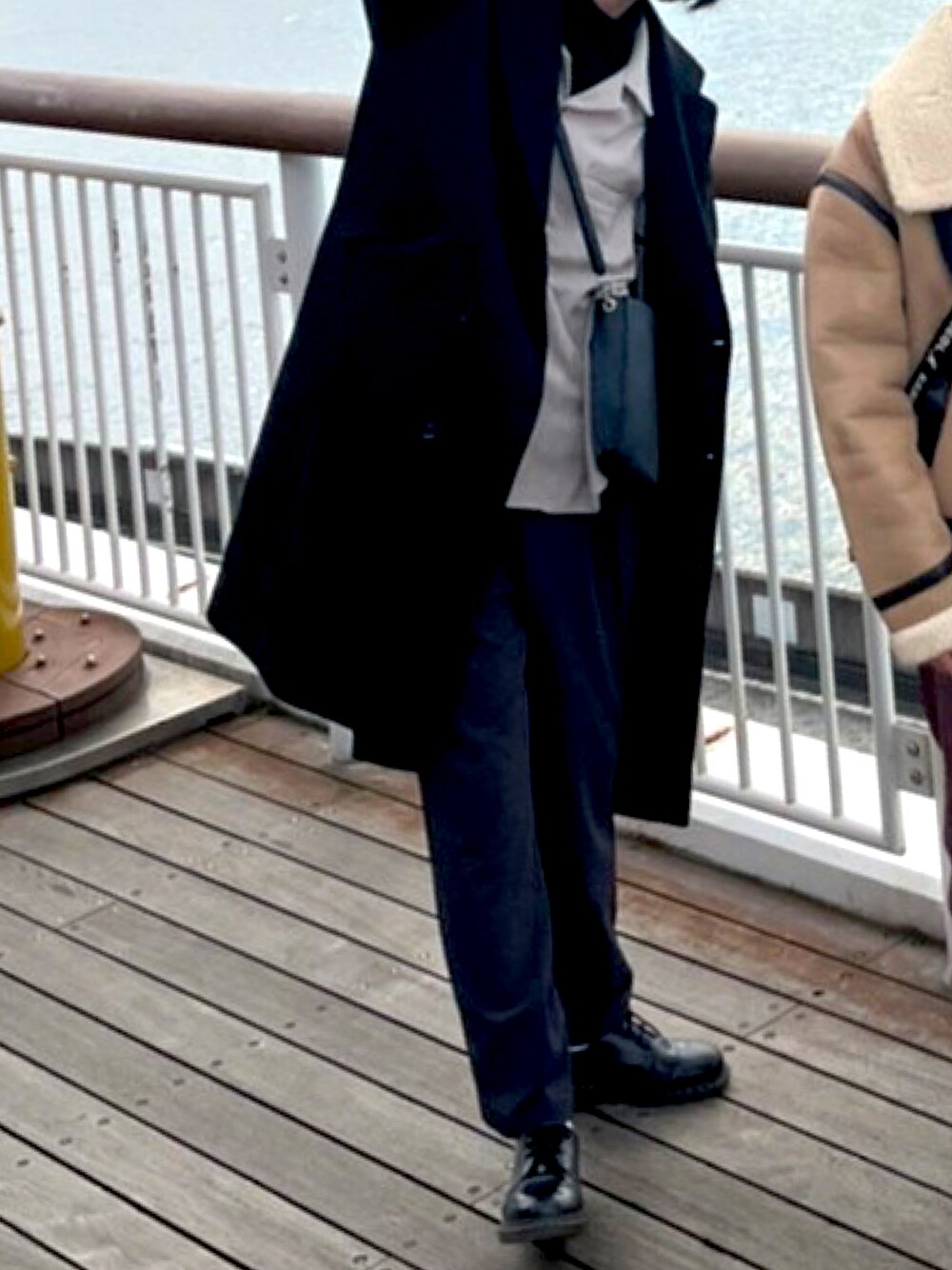 「今日のコーデ」｜「CASPER JOHNのMelton Double Chesterfield Coat/メルトンダブルチェスターコート（チェスターコート、ブラック系）」を使った、りょうじさん（メンズ・180cm）の冬コーディネートの1枚目の写真