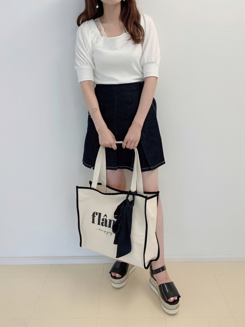 「ミニスカート、スカート、レースアップ、厚底サンダル、厚底、サンダル、トートバッグ、夏コーデ、プチプラコーデ、低身長」｜「one after another NICE CLAUPのテニサースカート（スカート、ブラック系）」を使った、ayakaさん（レディース・154cm）の夏コーディネートの1枚目の写真