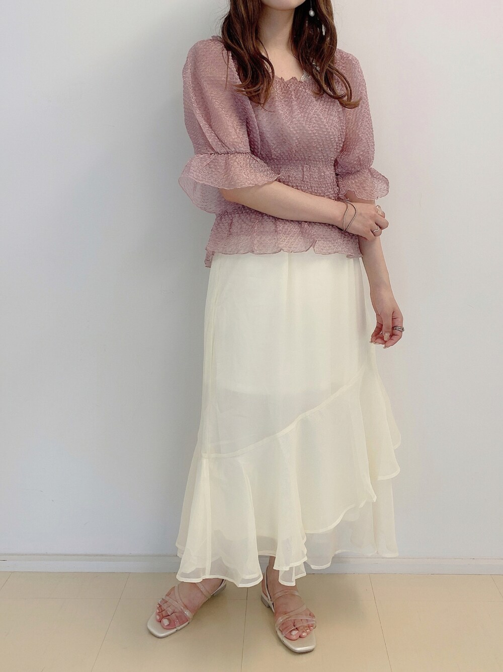 「ブラウス、ロングスカート、シアー、サンダル、夏、低身長、プチプラコーデ、ガーリー、ティアード、いいね、save、フォローお願いします🤑」｜「one after another NICE CLAUPのオーロラシアーラッフルスカート（スカート、ホワイト系）」を使った、ayakaさん（レディース・154cm）の夏コーディネートの1枚目の写真