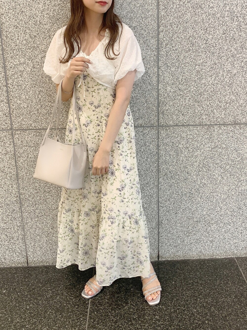 「キャミワンピ、キャミワンピース、花柄、花柄ワンピース、ボレロ、サンダル、夏コーデ、低身長、オトナ女子、大人ガーリー」｜「one after another NICE CLAUPのアイテム（バッグ、ホワイト系）」を使った、ayakaさん（レディース・154cm）の夏コーディネートの1枚目の写真