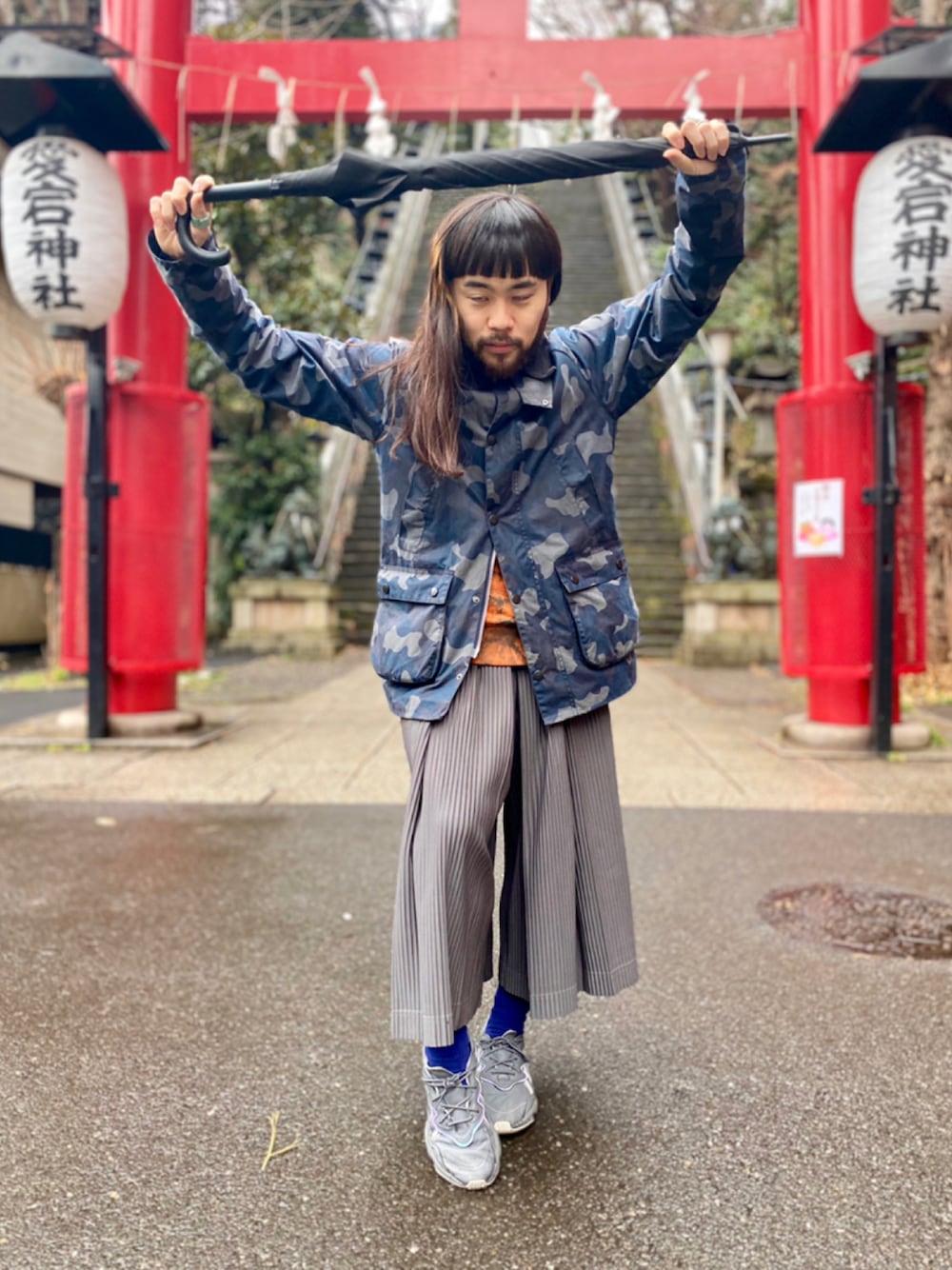 「きれいめカジュアル、キレイめ、カジュアルコーデ、モード、スニーカー、adidas、barbour、休日スタイル、グレー、雨の日コーデ、元自衛隊」｜「adidasのオズウィーゴ [Ozweego] アディダスオリジナルス（スニーカー、グレー系）」を使った、hanbunmanさん（メンズ・172cm）の冬コーディネートの1枚目の写真