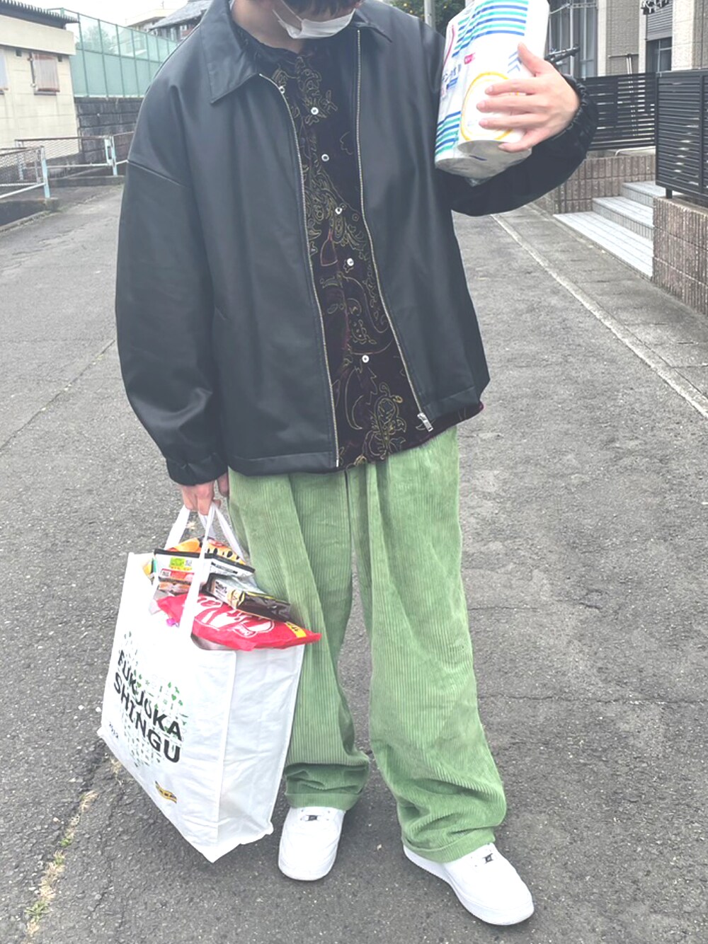 「春服デビュー宣言、休日コーデ、おしゃれさんと繋がりたい」｜「IKEAのアイテム（バッグ、ホワイト系）」を使った、Kさん（メンズ・173cm）の春コーディネートの1枚目の写真