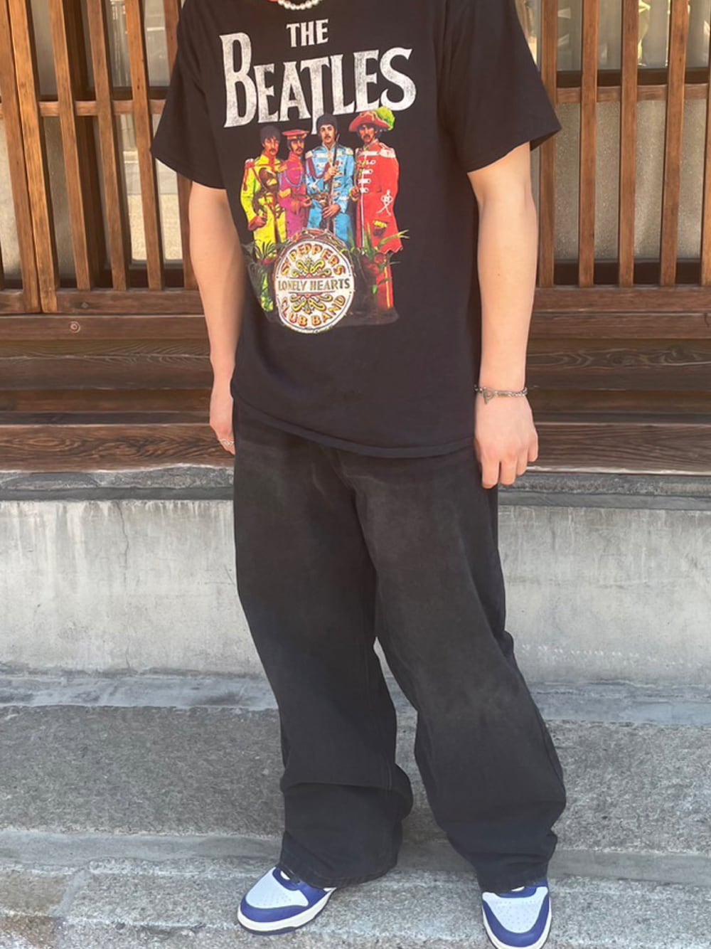 「アツいコーデ全部見せ、バンドマン、この時代でよかった節」｜「uesdのアイテム（Tシャツ/カットソー、ブラック系）」を使った、Kさん（メンズ・173cm）の夏コーディネートの1枚目の写真