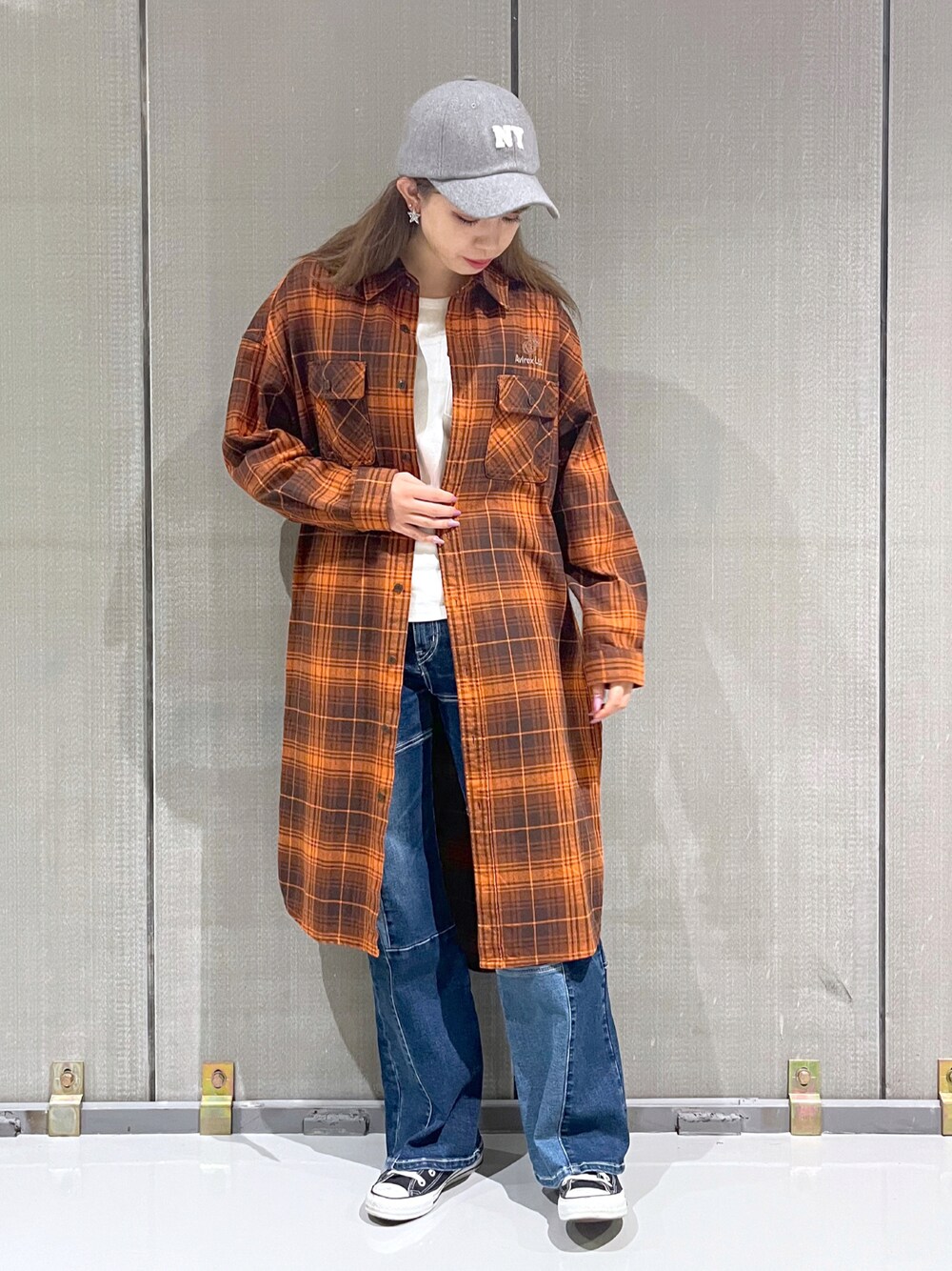 「デニム、AVIREX、大人コーデ、大人女子、シンプルスタイル、秋、カラーコーデ、大人かわいい、秋服コーデ、AVIREXBelle」｜「AVIREXのファティーグTシャツ/ FATIGUE T-SHIRT（Tシャツ/カットソー、その他）」を使った、ｍａｙｕｋｏさん（レディース・165cm）の冬コーディネートの1枚目の写真
