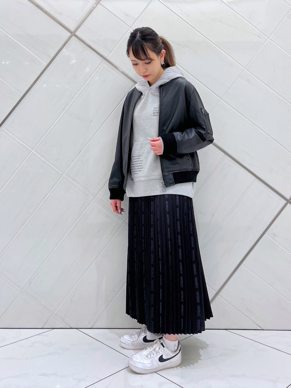 「スニーカー、スカート、ブラック、AVIREX、モノトーン、スニーカーコーデ、ロングスカート、大人かわいい、キレイめコーデ、AVIREXBelle」｜「AVIREXの《REBUILD COLLECTION》PILOT LONG PARKA/ パイロットロングパーカー（パーカー、グレー系）」を使った、ｍａｙｕｋｏさん（レディース・165cm）の夏コーディネートの1枚目の写真