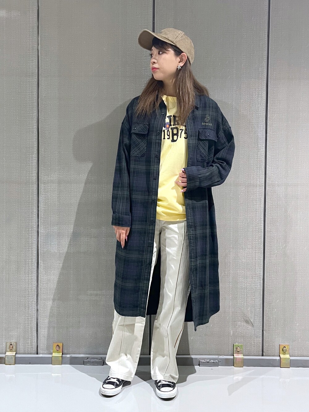 「カジュアル、チェックシャツ、AVIREX、ロングシャツ、レイヤードスタイル、大人コーデ、シンプルスタイル、秋、秋服コーデ、AVIREXBelle」｜「AVIREXのPIGMENT LOGO CAP/ ピグメントロゴキャップ（キャップ、ベージュ系）」を使った、ｍａｙｕｋｏさん（レディース・165cm）の秋コーディネートの1枚目の写真