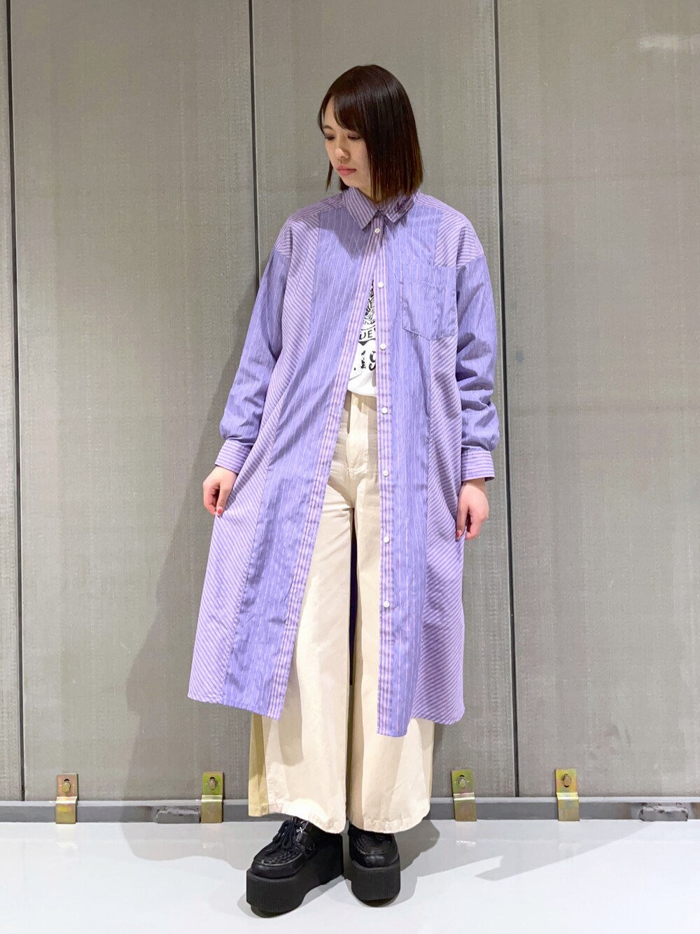 「ワンピース、AVIREX、大人カジュアル、デニムパンツ、パンツスタイル、春、シャツスタイル、シンプルスタイル、おでかけコーデ、AVIREXBelle」｜「AVIREXのPAINTER DENIM WIDE PANTS/ ペインターデニムワイドパンツ（デニムパンツ、ホワイト系）」を使った、ｍａｙｕｋｏさん（レディース・165cm）の春コーディネートの1枚目の写真