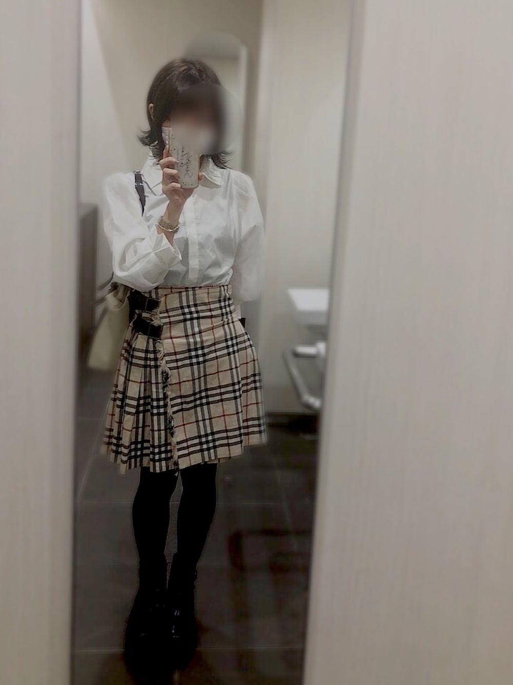 「秋冬コーデ、低身長コーデ、バーバリー、おしゃれさんと繋がりたい、大人ガーリー」｜「BURBERRY BLUE LABELのアイテム（スカート、ベージュ系）」を使った、ayase☺︎* 相互さん（レディース・153cm）の秋コーディネートの1枚目の写真