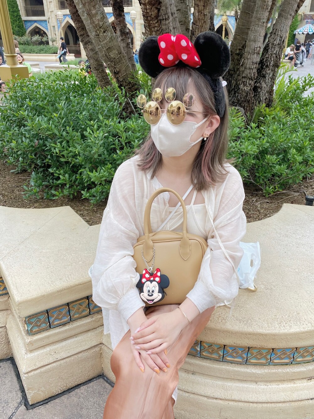「大人女子、ゆるコーデ、夏コーデ、ラクチンコーデ、プチプラコーデ、真夏のアクティブスタイル、ノースリーブ、低身長コーデ、ディズニー、おしゃれさんと繋がりたい」｜「Kastaneのチャイナ風オーガンジーミドルブラウス/透けブラウス（シャツ/ブラウス、ホワイト系）」を使った、moon  ☽･:* さん（レディース・150cm）の夏コーディネートの1枚目の写真