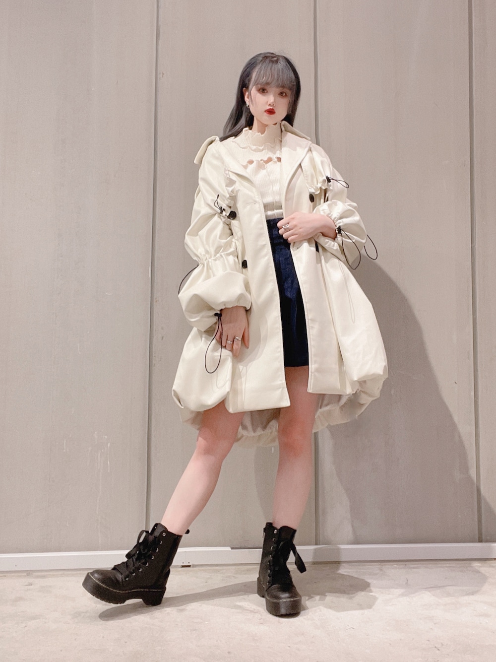 「lilLilly、リルリリー、LILICIOUS、リリシャス、春アウター、春コート、トレンチコート、レザージャケット、バルーンスリーブ、春服みてみて、春コーデ、ホワイト、デニムパンツ、オーバーサイズ」｜「lilLillyのデニムリボンショートパンツ（デニムパンツ、ブラック系）」を使った、𝒮𝒶𝓎𝒶𝓀𝒶さん（レディース・154cm）の春コーディネートの1枚目の写真