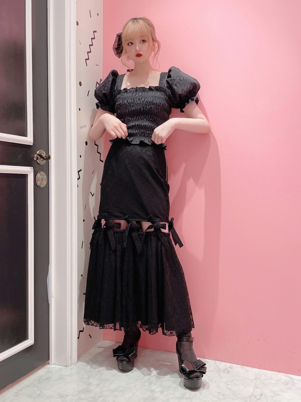 ブラック系のシューズ、ブラック系のスカート、ブラック系のシャツ/ブラウスを着用したレディースの秋コーディネートの1枚目の写真