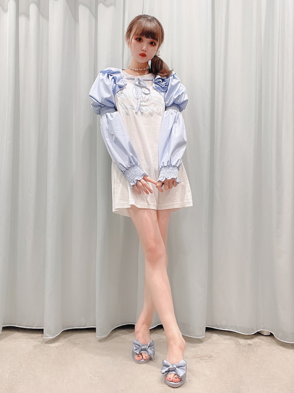 「lilLilly、リルリリー、LILICIOUS、リリシャス、ブルー、ブルー×ホワイト、Tシャツ、ビッグT、オーバーサイズ、Tシャツワンピ、ショート丈トップス、ブラウス、秋コーデ、チョーカー」｜「lilLillyのサテンリボンミュール（サンダル、ブルー系）」を使った、𝒮𝒶𝓎𝒶𝓀𝒶さん（レディース・154cm）の夏コーディネートの1枚目の写真
