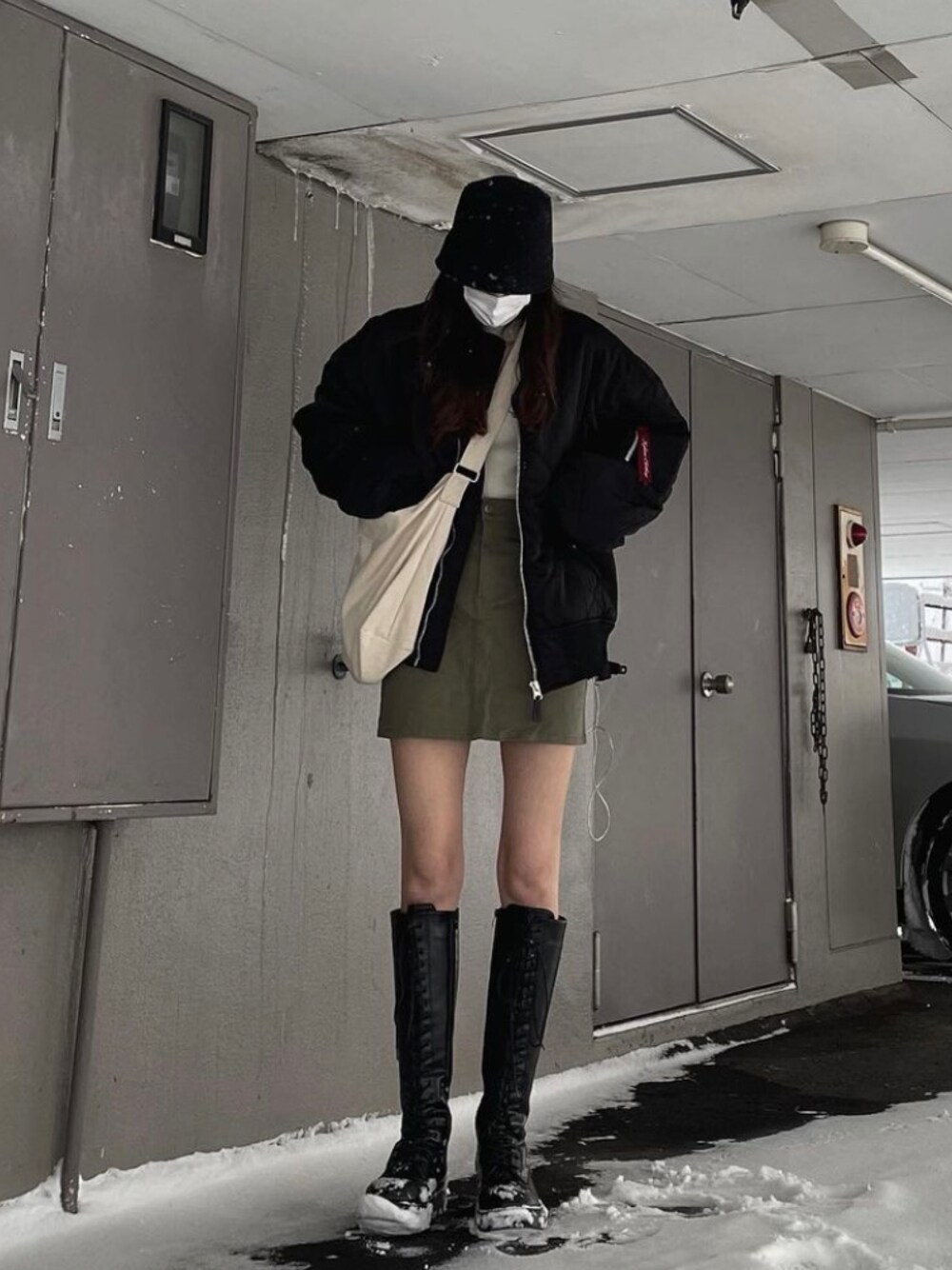 「冬コーデ、カジュアルコーデ、お出かけコーデ、大人カジュアル、冬アウター、着回しコーデ、韓国ファッション、韓国ストリート、MA-1、ミリタリージャケット、エムエーワン、ビッグシルエット、オーバーサイズ、ブーツスタイル、ミニスカート」｜「NYLAUSのメモリー 中綿 スーパービッグ キルティングMA-1（MA-1、ブラック系）」を使った、Nylaus officialさん（レディース・170cm）の冬コーディネートの1枚目の写真
