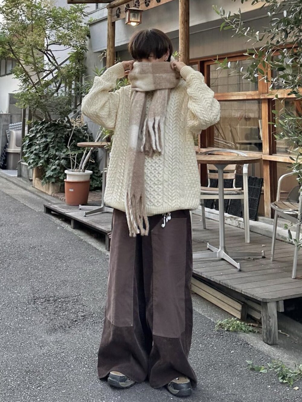 「ファッションを楽しもう、大人カジュアル、秋冬コーデ、きれいめカジュアル、お洒落さんとつながりたい、カジュアルコーデ、カジュアルコーディネート」｜「NYLAUSのMohair Like Big Check Fringe Volume Scarf / モヘアライク ビッグチェック フリンジ ボリュームマフラー（マフラー、ブラウン系）」を使った、Nylaus officialさん（メンズ・175cm）の秋コーディネートの1枚目の写真
