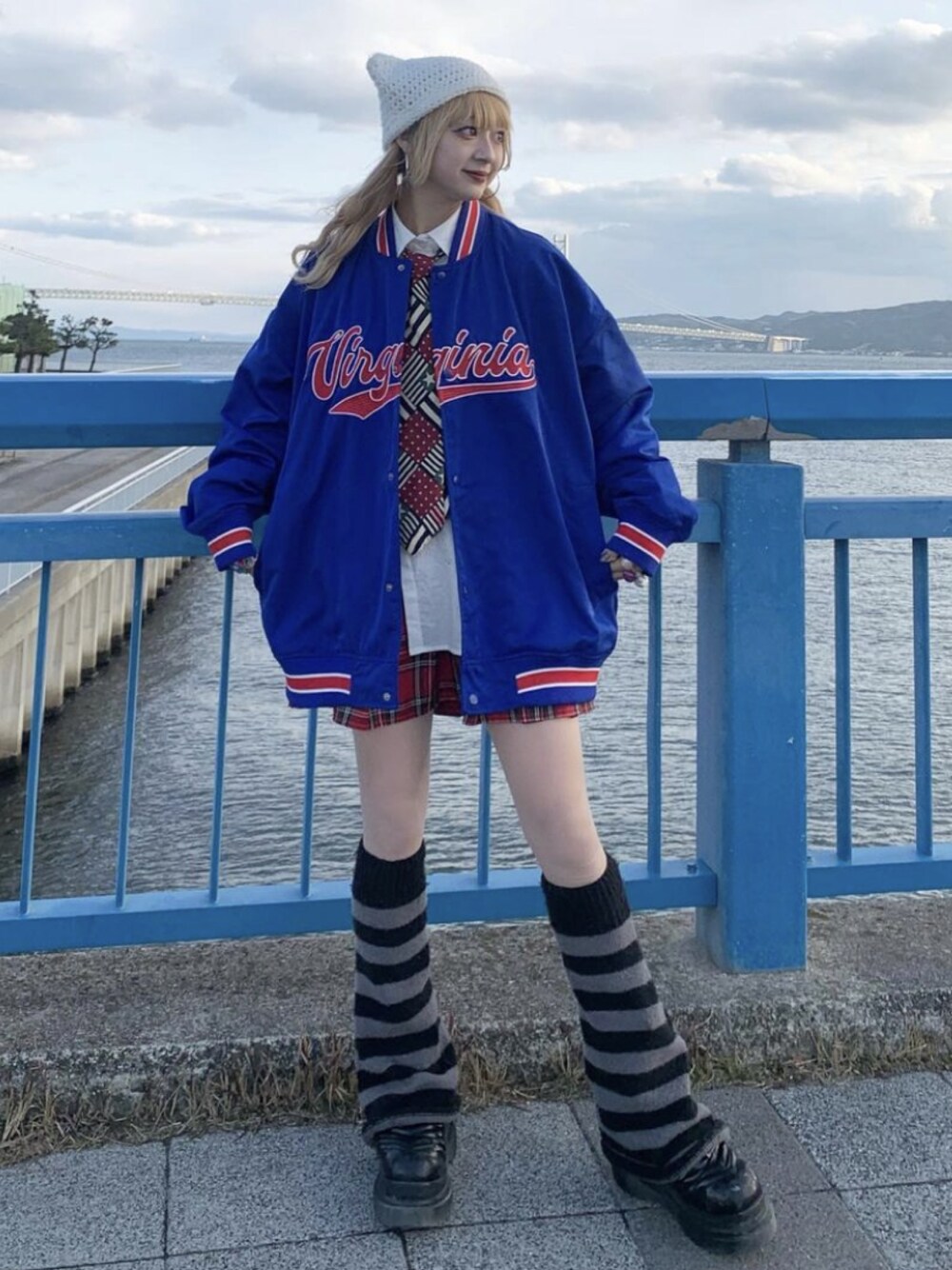 「春服デビュー宣言、スタジャン、スタジャンコーデ、春カラー、大人かわいい、おしゃれさんと繋がりたい、着回しコーデ、ゆるコーデ、カラフル、アメカジ、アメカジコーデ」｜「NYLAUSのメモリー 裏タフタ ロゴ刺繍 ビッグスタジャン（スタジャン、ブルー系）」を使った、Nylaus officialさん（レディース・155cm）の春コーディネートの1枚目の写真