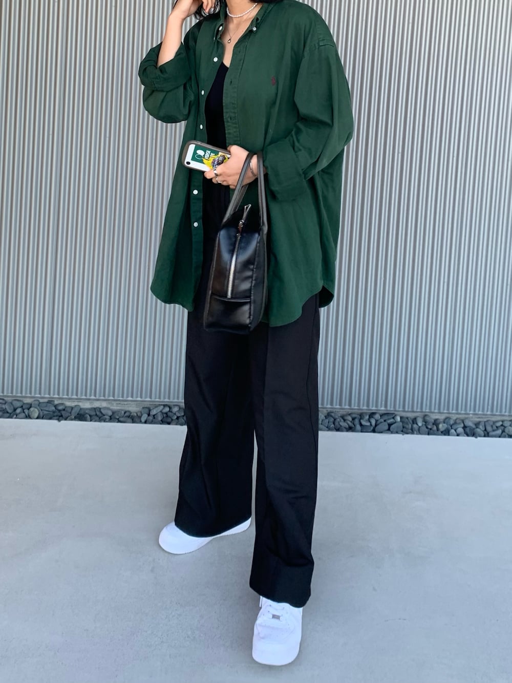 グリーン系のシャツ/ブラウス、ブラック系のスラックス、ホワイト系のスニーカーを着用したレディースの秋コーディネートの1枚目の写真