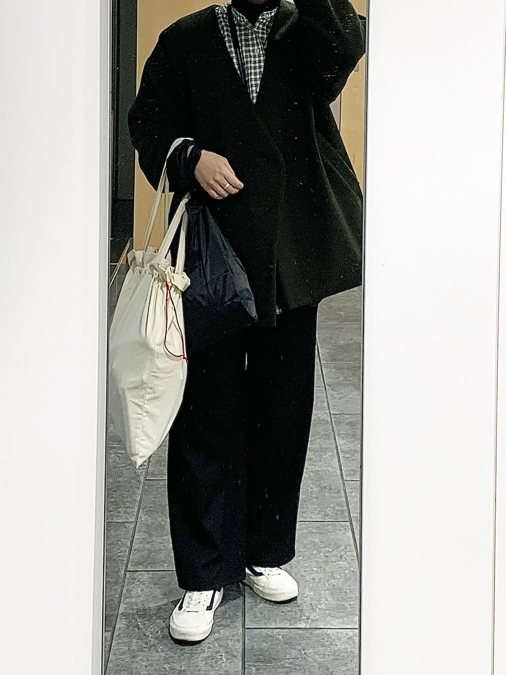 「VINTAGE、無印良品、Kastane、ZARA、VANS、UNIQLO、チェックシャツ、タートルネック、ノーカラーコート、ミドルコート、カジュアル、スラックス、スニーカー」｜「無印良品のアイテム（ニット/セーター、ブラック系）」を使った、ㅤㅤㅤㅤㅤㅤㅤㅤㅤㅤㅤㅤㅤさん（レディース・169cm）の冬コーディネートの1枚目の写真