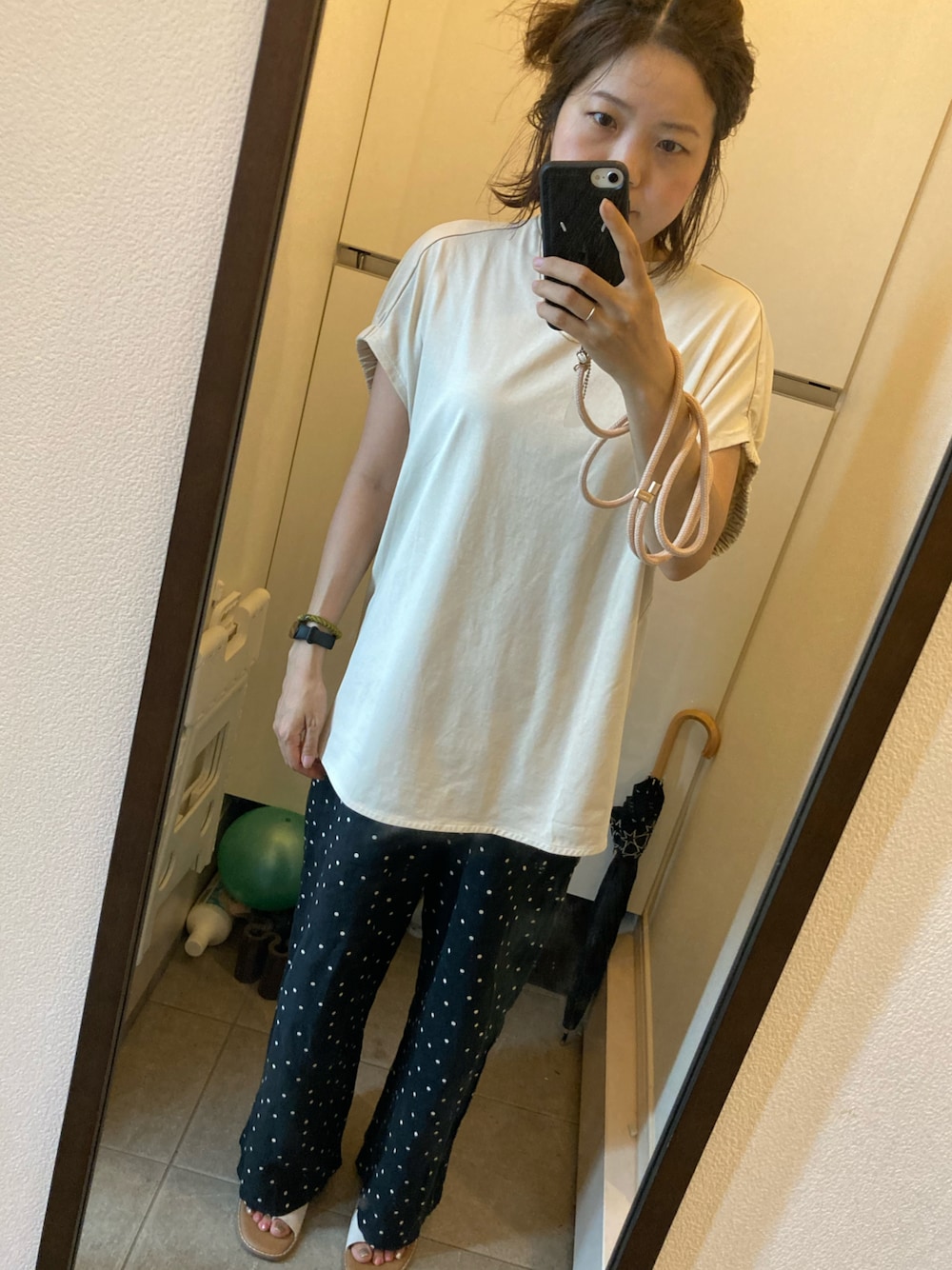 「大人カジュアル」｜「for/cのUSAコットンクール袖ギャザーTシャツ【サスティナブル】（Tシャツ/カットソー、ベージュ系）」を使った、るいるい骨ストさん（レディース・163cm）の夏コーディネートの1枚目の写真