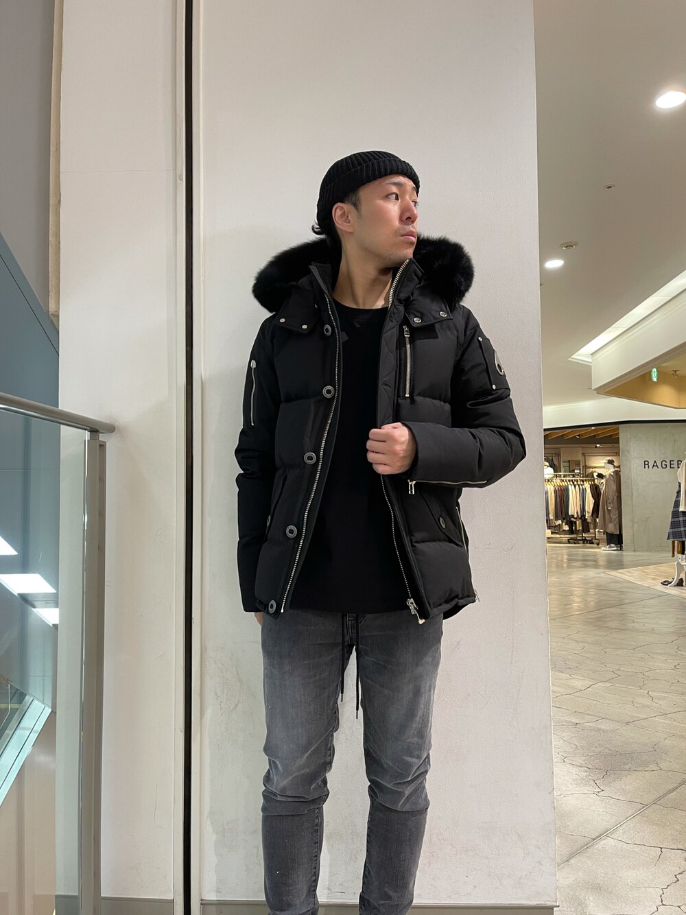 「B2nd、MOOSE KNUCKLES、ダウンジャケット、ダウン、大人カジュアル、カジュアルコーデ、黒、モノトーンコーデ、冬コーデ、冬、冬のコーデ、アウター、ジャケット、ブルゾン、ブラック」｜「MOOSE KNUCKLESのMOOSE KNUCKLES(ムースナックルズ）3Q JACKETダウンジャケット（ダウンジャケット/コート、ブラック系）」を使った、TAKEさん（メンズ・170cm）の秋コーディネートの1枚目の写真