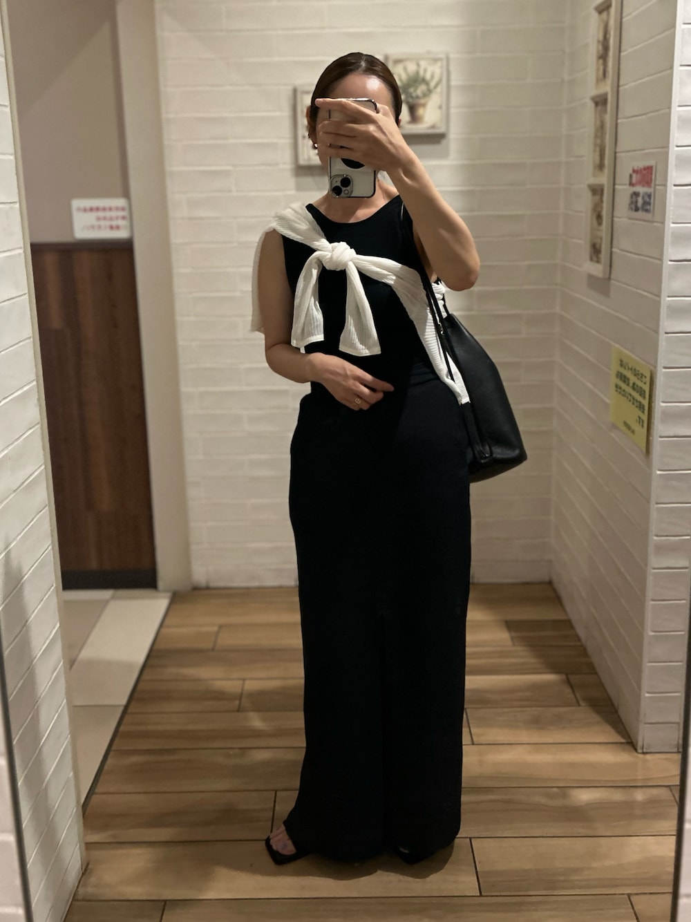 ブラック系のタンクトップ、ブラック系のスカート、ブラック系のサンダルを着用したレディースの秋コーディネートの1枚目の写真