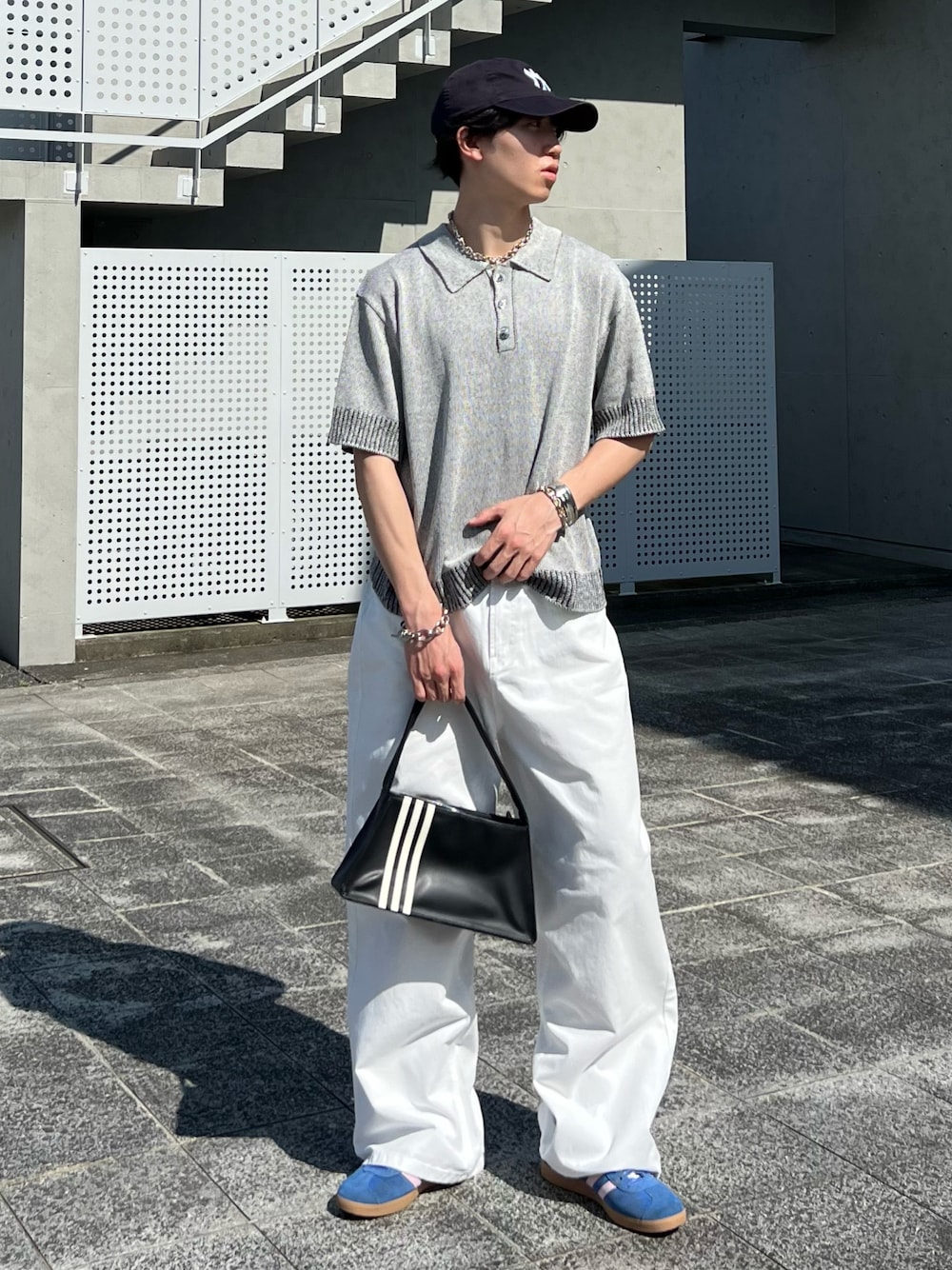 「スポーツミックス、白パンツ、ワイドパンツ、スニーカー、スニーカーコーデ、ニットポロ、夏コーデ、キャップ、韓国ファッション、シンプルコーデ、ストリートシック、お出かけコーデ、初夏コーデ、休日コーデ、シンプルスタイル」｜「adidasのadidas HERI SHOULDERBAG JC6001（ハンドバッグ、ブラック系）」を使った、kenさん（骨格ウェーブ・メンズ・175cm）の夏コーディネートの1枚目の写真