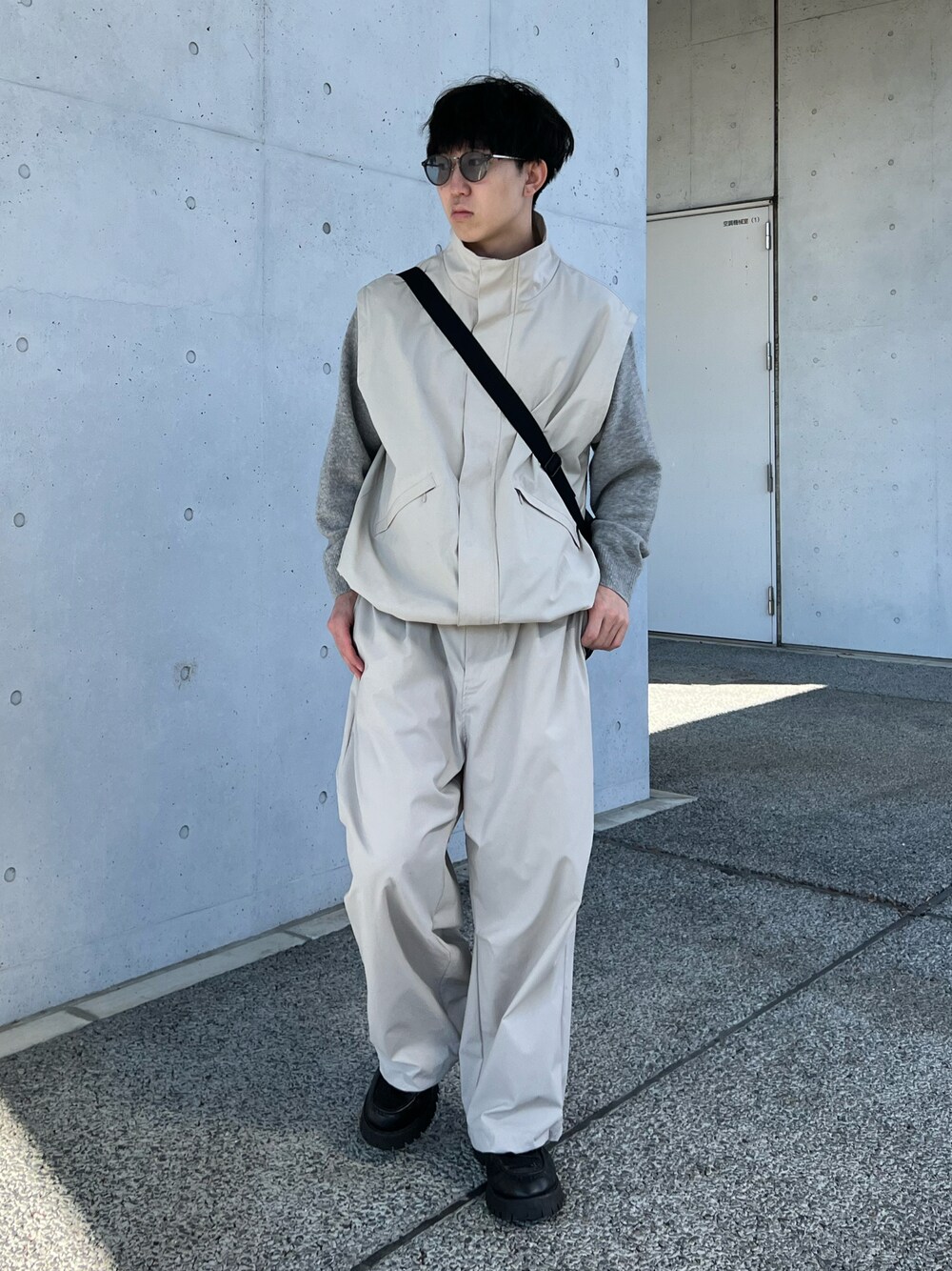 「シンプルコーデ、デートコーデ、ベスト、ナイロンパンツ、ナイロンジャケット、セットアップ、ローファー、ショルダーバッグ、ニット、春コーデ、春色、春アウター、モノトーン、淡色コーデ、WYM」｜「WYM LIDNMのTRACK WIDE EASY LOOSE PANTS（その他パンツ、グレー系）」を使った、kenさん（メンズ・175cm）の冬コーディネートの1枚目の写真