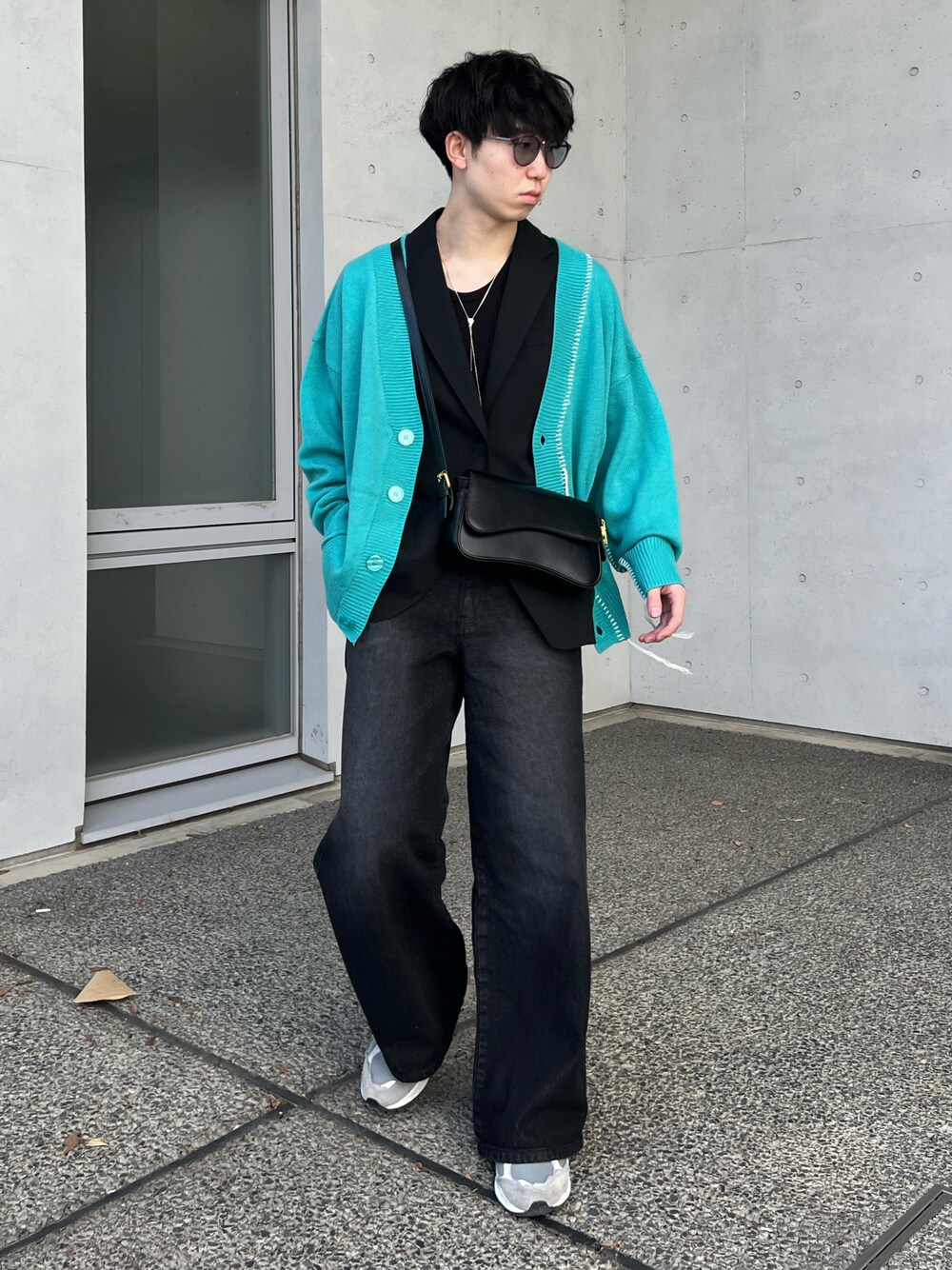 「デニム、デニムパンツ、春コーデ、春服みてみて、春アウター、ジャケットスタイル、スニーカー、レイヤードスタイル、プチプラ、カーディガン、ニット、ショルダーバッグ、シンプルコーデ、きれいめカジュアル、春のおしゃ見えテクニック」｜「CALLNEの【CALLNE】1Tuck Wide Straight Deinm / 1タックワイドストレートデニム（12.8oz）（デニムパンツ、ブラック系）」を使った、kenさん（メンズ・175cm）の春コーディネートの1枚目の写真