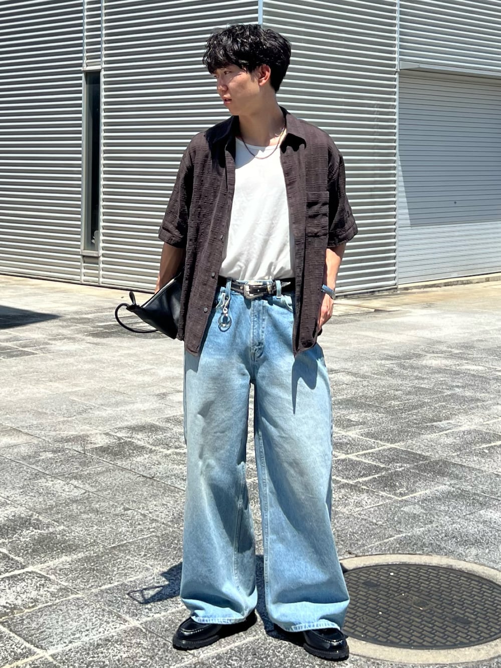 「夏ルックで気分アップ、デニム、シアートップス、デニムパンツ、シャツスタイル、シャツ、タンクトップ、タックイン、サンダル、ショルダーバッグ、プチプラ、プチプラコーデ、ワイドパンツ、きれいめカジュアル、夏コーデ」｜「COLONY 2139のワイドストレートデニム（デニムパンツ、ブルー系）」を使った、kenさん（骨格ウェーブ・メンズ・175cm）の夏コーディネートの1枚目の写真