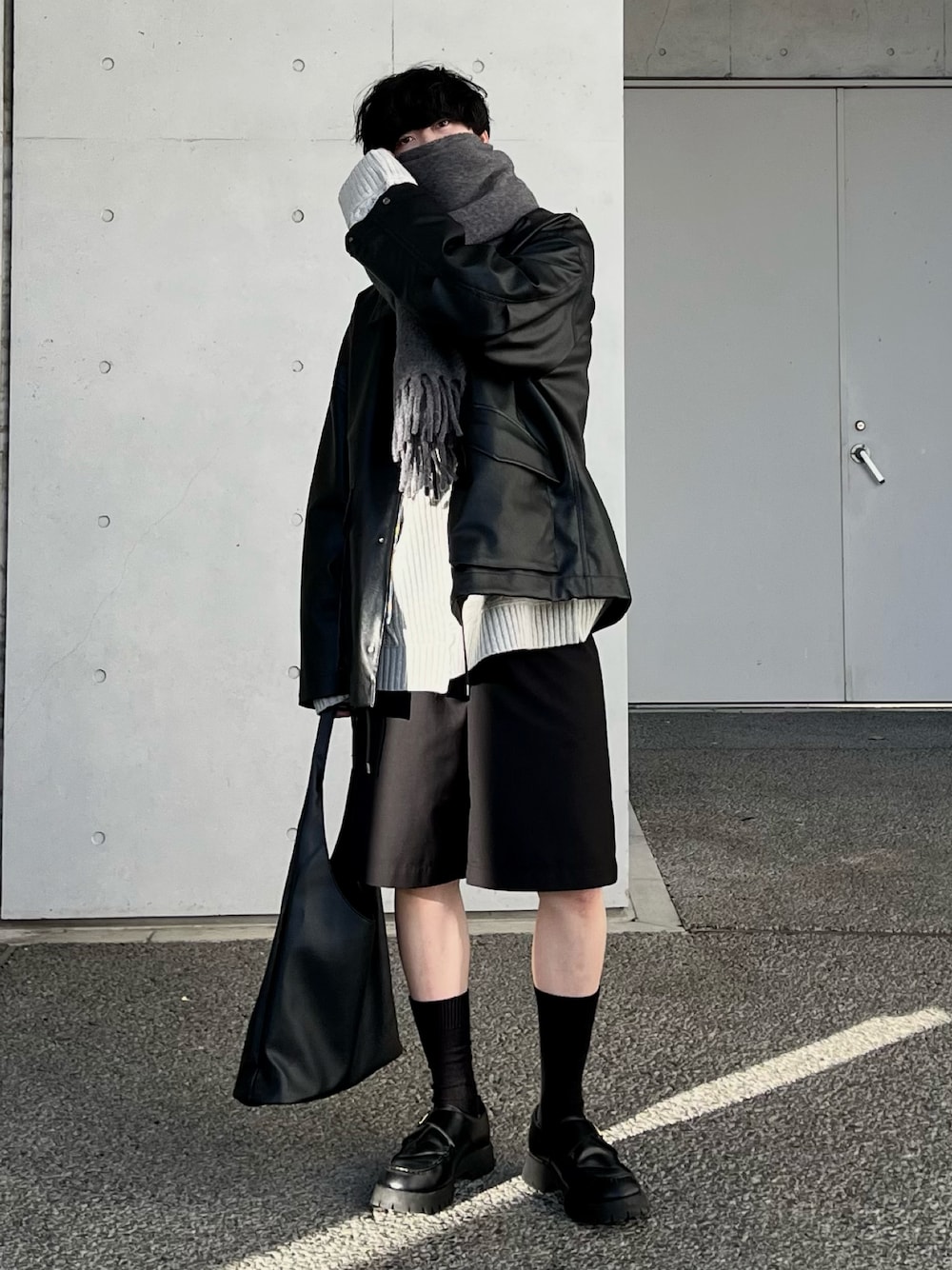 「新星WEARISTAにエントリー、ニット、WEARyouthコーデ、モノトーン、マフラーぐるぐる、ハーフパンツ、レザージャケット、きれいめカジュアル、マフラー、ローファー、厚底シューズ、マイベストコーデ2023、秋冬コーデ、冬コーデ、冬アウター」｜「shiki tokyoのHigh sole volume loafers  / ハイソールボリュームローファー（ローファー、ブラック系）」を使った、kenさん（メンズ・175cm）の冬コーディネートの1枚目の写真