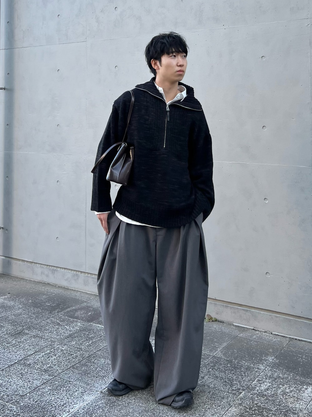 ブラック系のスニーカー、ブラック系のニット/セーター、ホワイト系のシャツ/ブラウスを着用したメンズの秋コーディネートの1枚目の写真