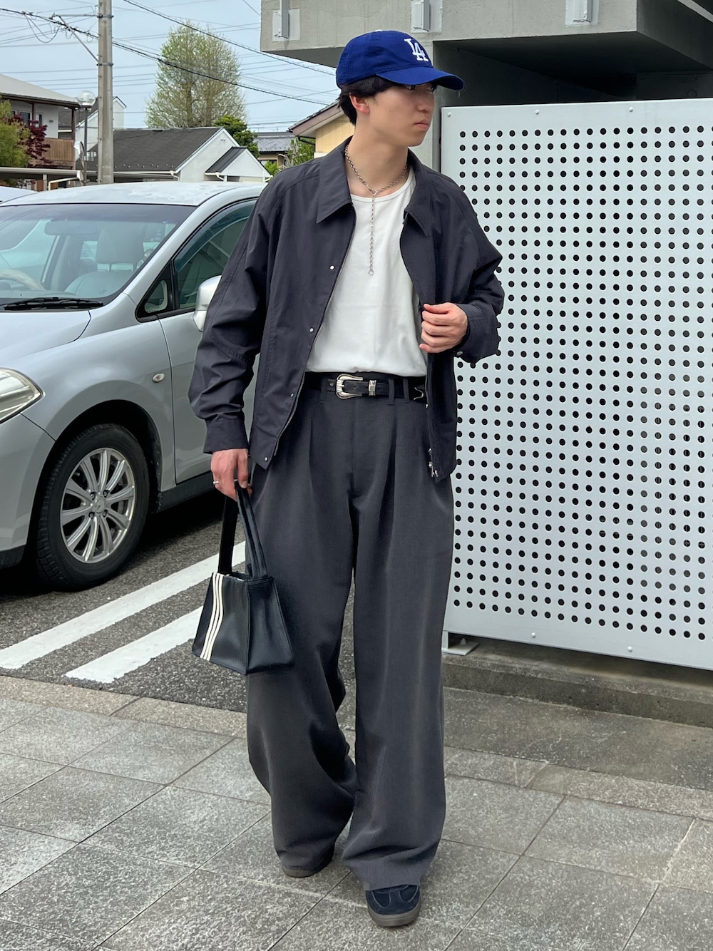 「最近のいい感じコーデ、大人カジュアル、スニーカー、スニーカーコーデ、スラックス、ワイドパンツ、タックイン、春アウター、春コーデ、タンクトップ、スポーツミックス、キャップ、ワントーンコーデ、プチプラ、プチプラコーデ」｜「WYM LIDNMのSLIGHT FLARE DOUBLE CLOTH BAGGY SLACKS（スラックス、グレー系）」を使った、kenさん（骨格ウェーブ・メンズ・175cm）の春コーディネートの1枚目の写真