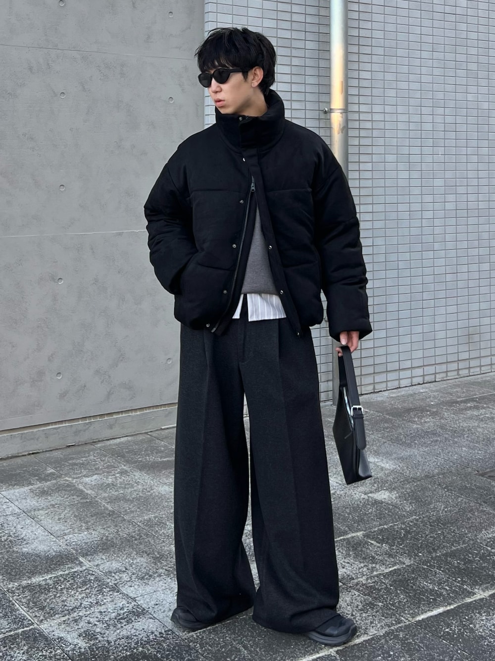 ブラック系のスニーカー、ブラック系のハンドバッグ、グレー系のシャツ/ブラウスを着用したメンズの冬コーディネートの1枚目の写真