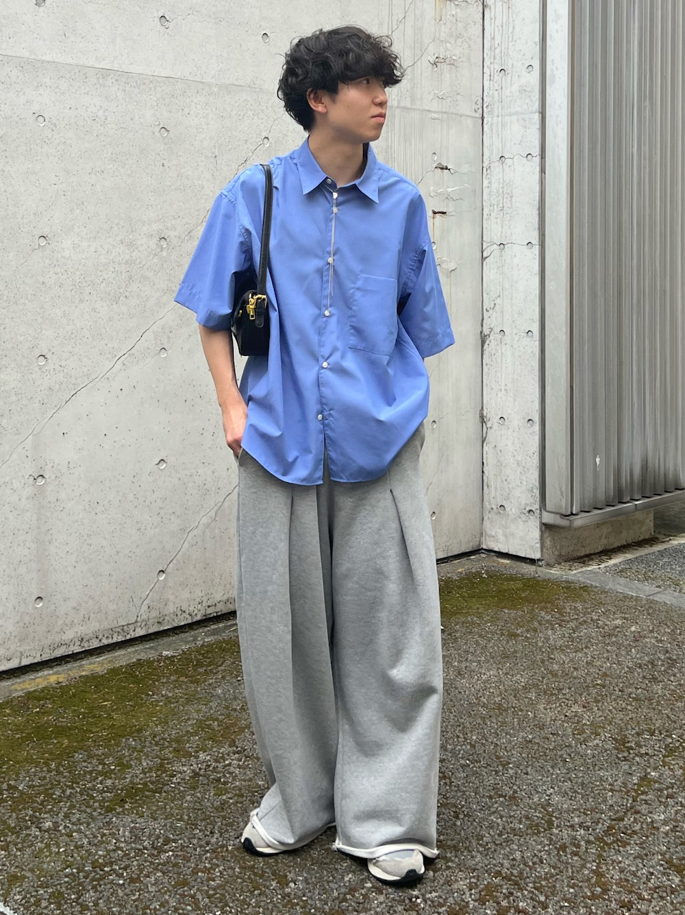 「プチプラ、夏コーデ、シャツ好き集まれ、スウェットパンツ、スウェット、シャツスタイル、シャツ、スニーカー、スニーカーコーデ、韓国ファッション、ワイドパンツ、デートコーデ、プチプラコーデ、きれいめカジュアル、シンプルコーデ」｜「WYM LIDNMのTENCEL WIDE HALF SLEEVE SHIRT（シャツ/ブラウス、ブルー系）」を使った、kenさん（メンズ・175cm）の夏コーディネートの1枚目の写真