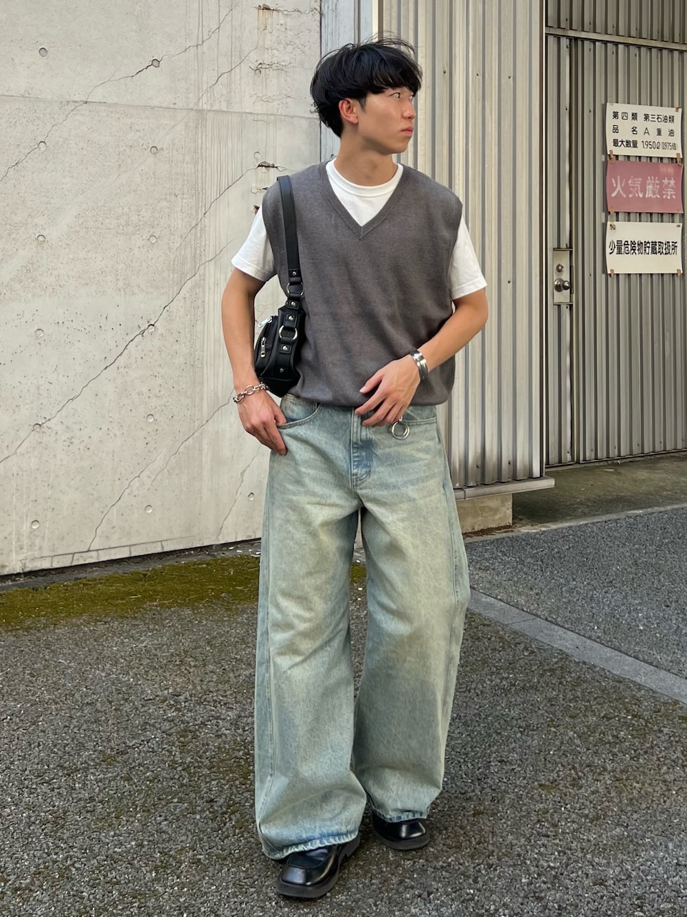 「ベスト、Tシャツ、レイヤードスタイル、デニム、デニムパンツ、ワイドパンツ、きれいめカジュアル、夏コーデ、ローファー、厚底シューズ、シンプルコーデ、シンプル、休日スタイル、デートコーデ、プチプラ」｜「CIAOPANIC TYPYの【WEB限定】【UNISEX】サマーニットベスト（ベスト、グレー系）」を使った、kenさん（骨格ウェーブ・メンズ・175cm）の秋コーディネートの1枚目の写真