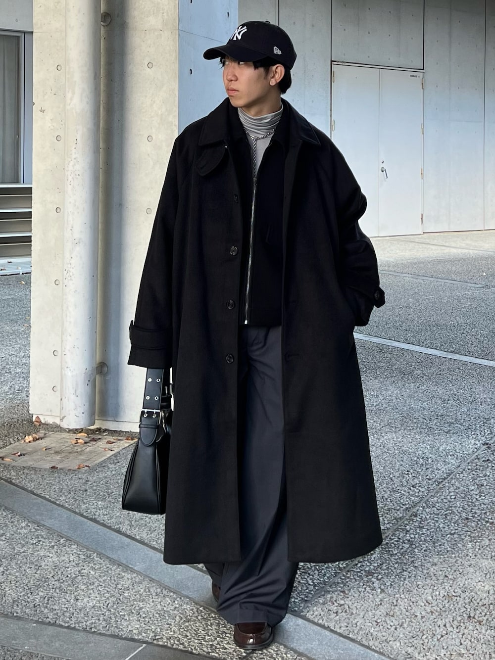 「冬コーデ、クリスマスに着たい服、マイベストコーデ2024、シンプルスタイル、ローファー、ブラウン、キャップ、ロングコート、冬アウター、モノトーン、ワイドパンツ、スラックス、タートルネック、厚底シューズ、プチプラ」｜「soerteのWide straight slacks/ワイドストレートスラックスパンツ（スラックス、グレー系）」を使った、kenさん（メンズ・175cm）の冬コーディネートの1枚目の写真