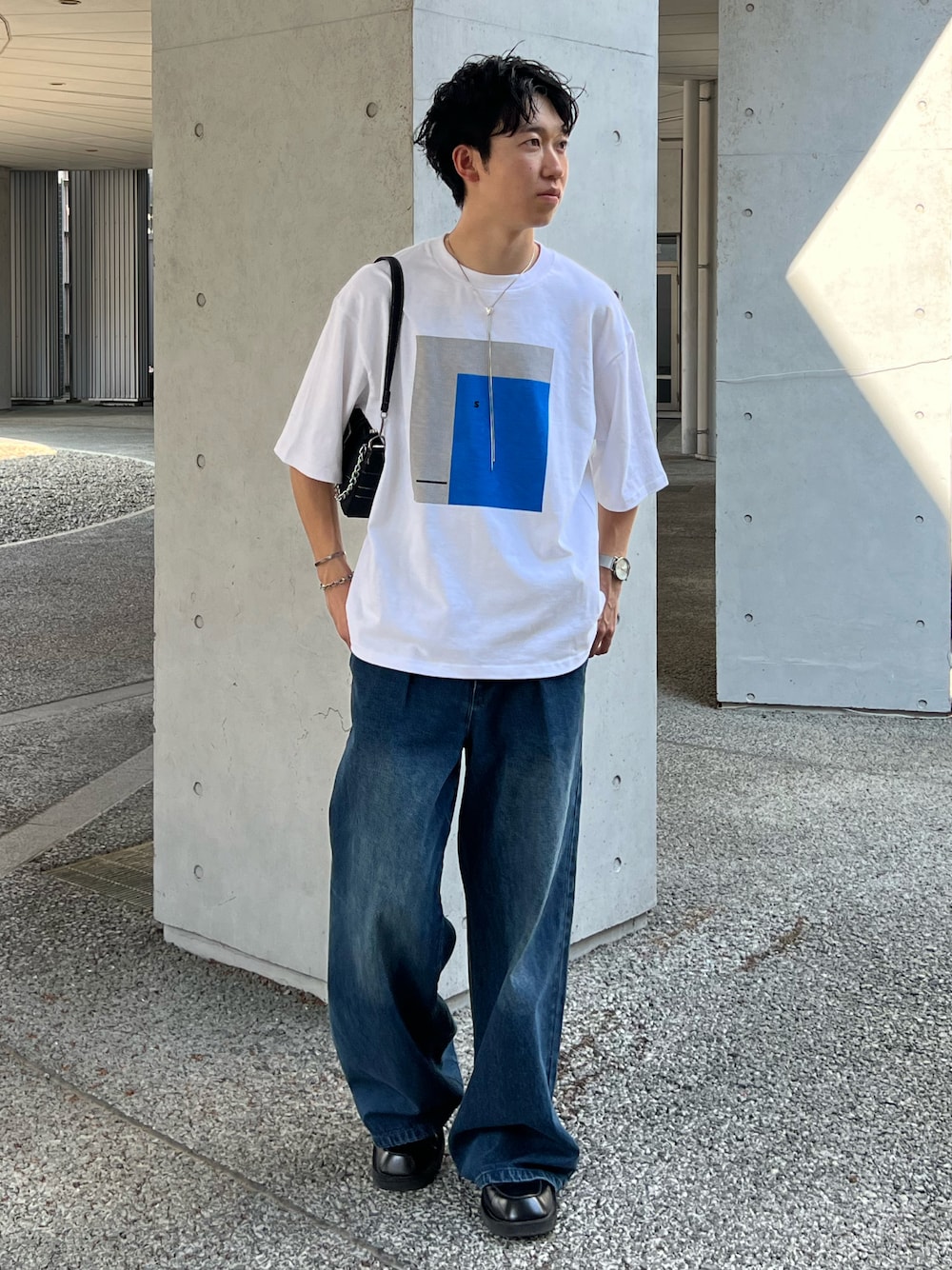 「アツいコーデ全部見せ、夏コーデ、プチプラ、白Tシャツ、夏だ！Tシャツ着よう！、Tシャツ、デニム、デニムパンツ、ローファー、厚底シューズ、きれいめカジュアル、ワイドパンツ、シンプルコーデ、シンプル、WEARyouthコーデ」｜「CALLNEの【CALLNE】1Tuck Wide Straight Deinm / 1タックワイドストレートデニム（12.8oz）（デニムパンツ、ブルー系）」を使った、kenさん（メンズ・175cm）の夏コーディネートの1枚目の写真